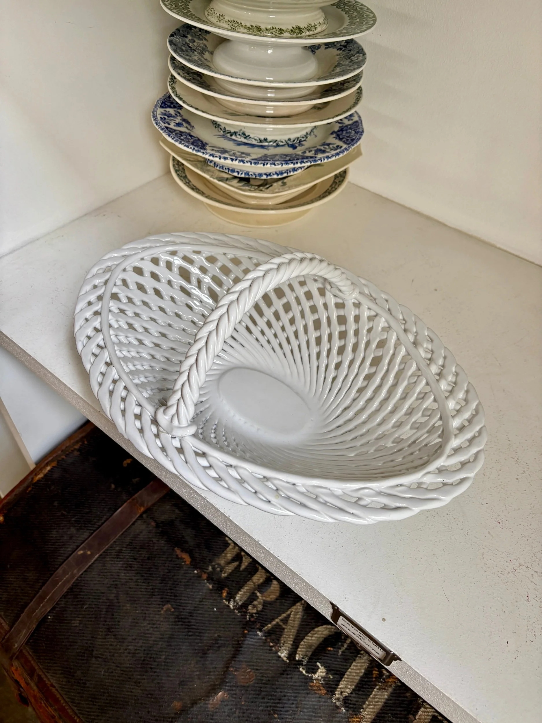 panier-coupe-ovale-faience-tressee-blanc-vaisselle-vintage-axs-design-paris-france