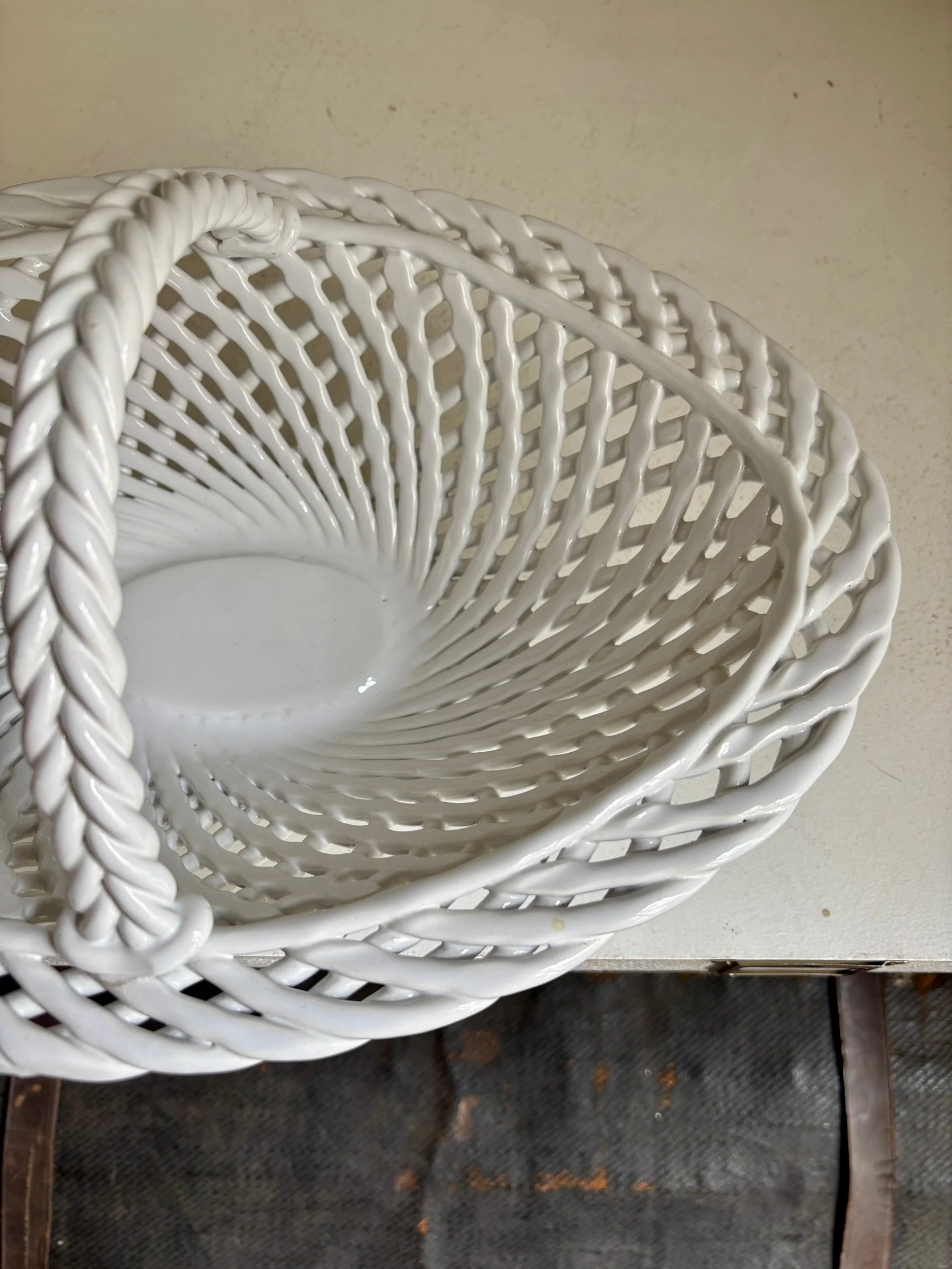 panier-coupe-ovale-faience-tressee-blanc-vaisselle-vintage-axs-design-paris-france
