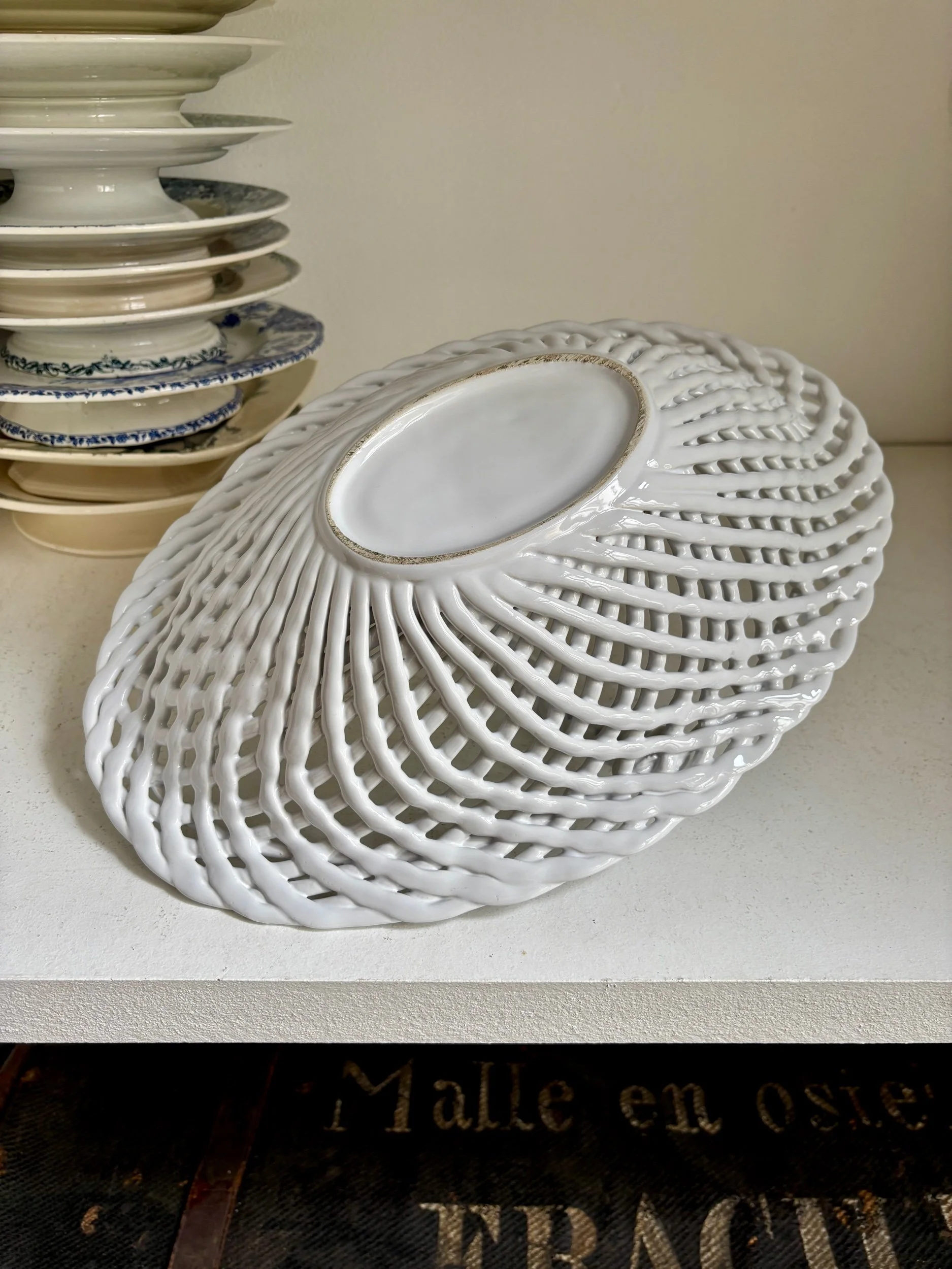 panier-coupe-ovale-faience-tressee-blanc-vaisselle-vintage-axs-design-paris-france