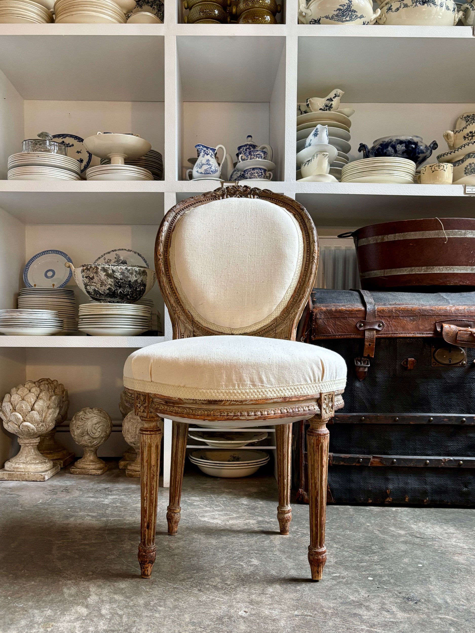 chaise-dossier-medaillon-coton-beige-assise-vintage-axs-design-paris-france