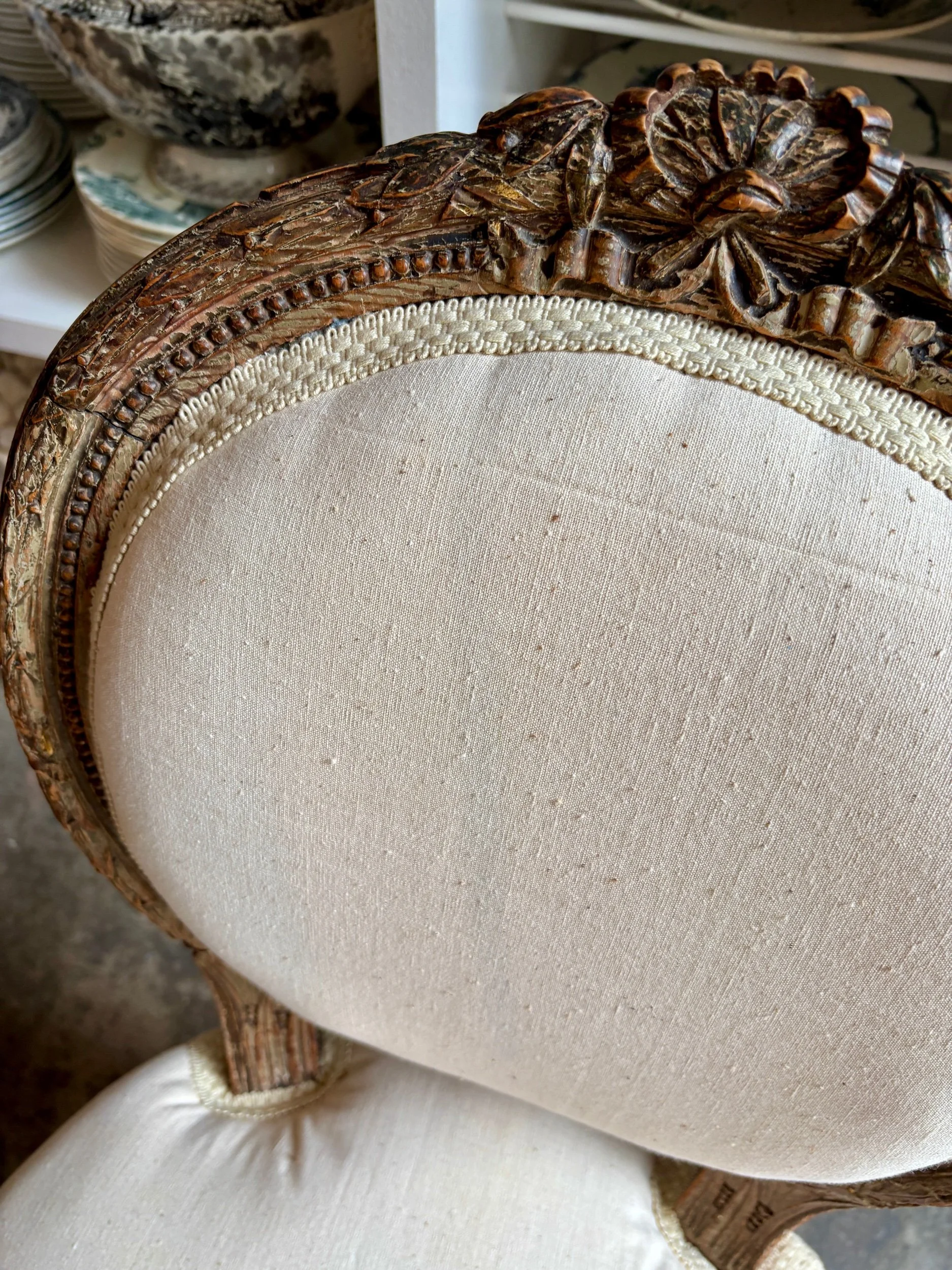 chaise-dossier-medaillon-coton-beige-assise-vintage-axs-design-paris-france