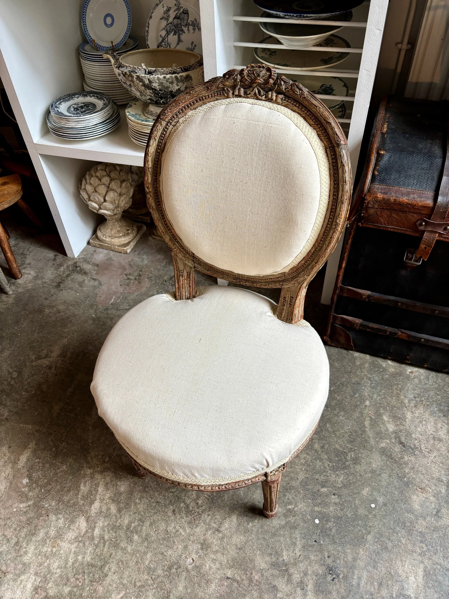 chaise-dossier-medaillon-coton-beige-assise-vintage-axs-design-paris-france