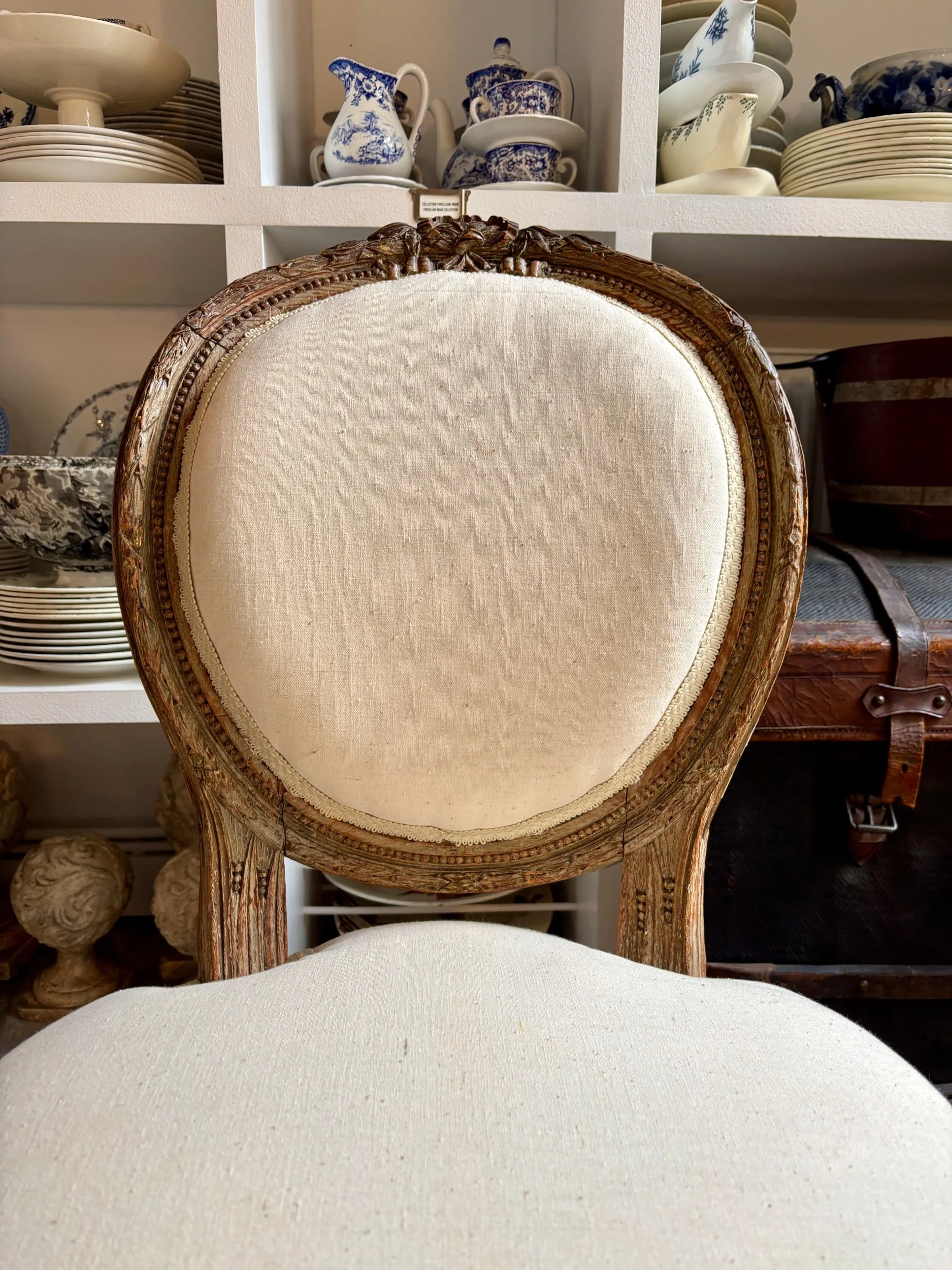 chaise-dossier-medaillon-coton-beige-assise-vintage-axs-design-paris-france
