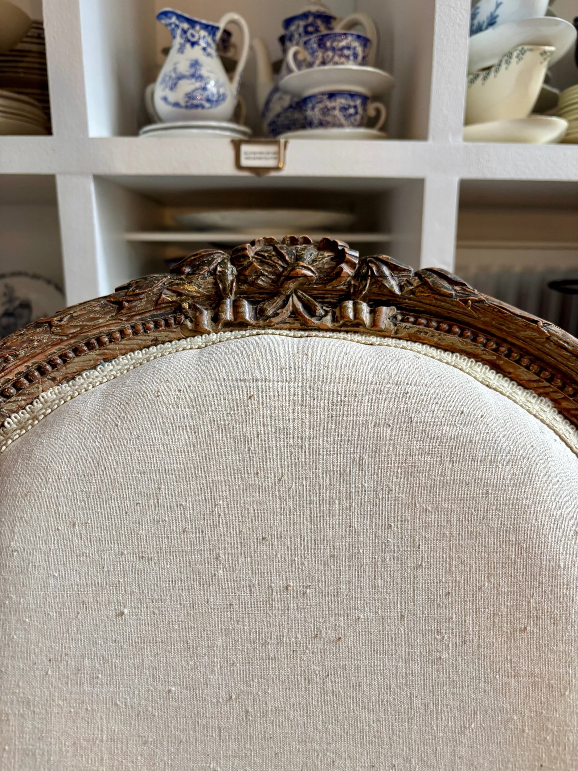 chaise-dossier-medaillon-coton-beige-assise-vintage-axs-design-paris-france