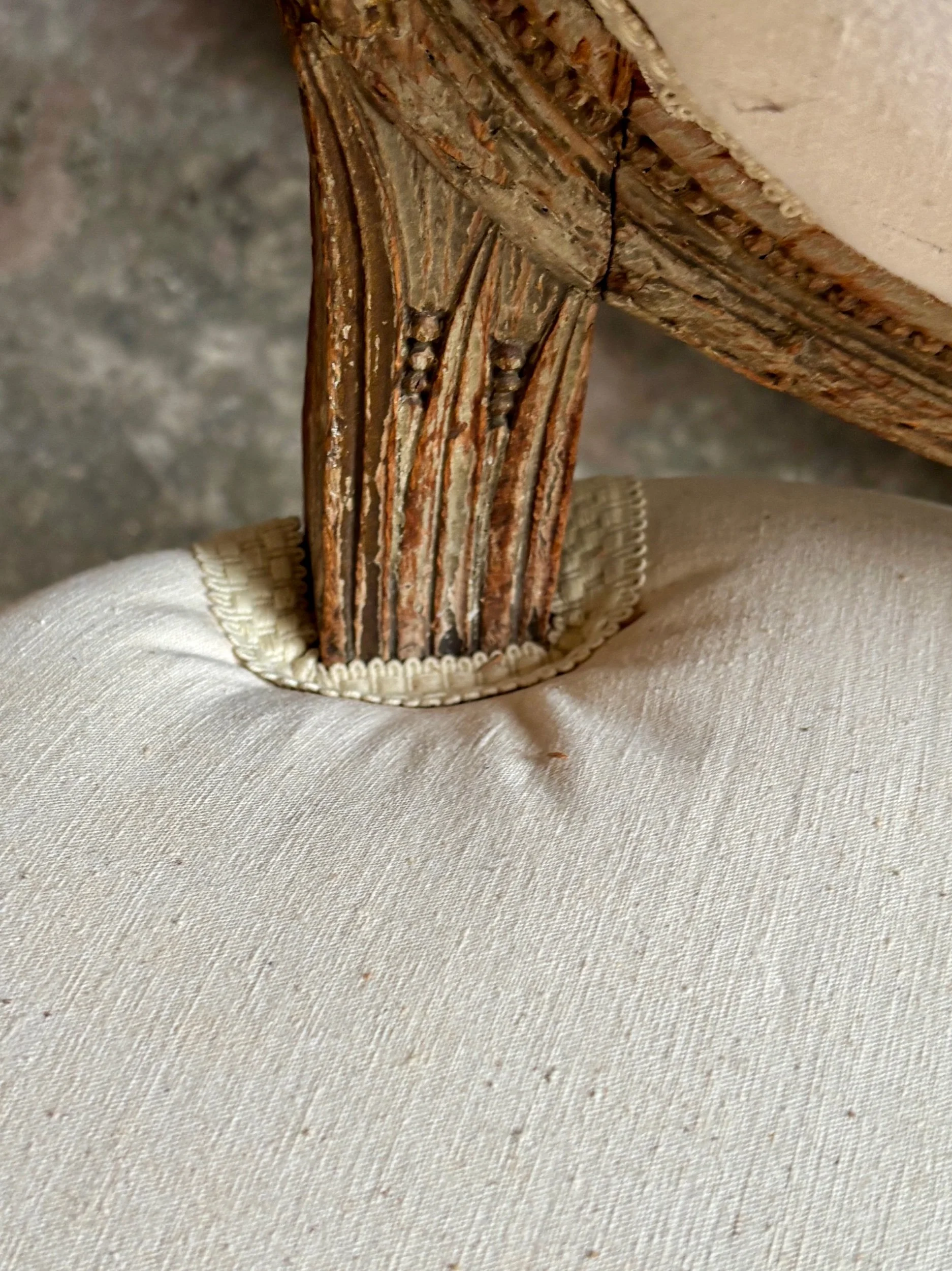 chaise-dossier-medaillon-coton-beige-assise-vintage-axs-design-paris-france