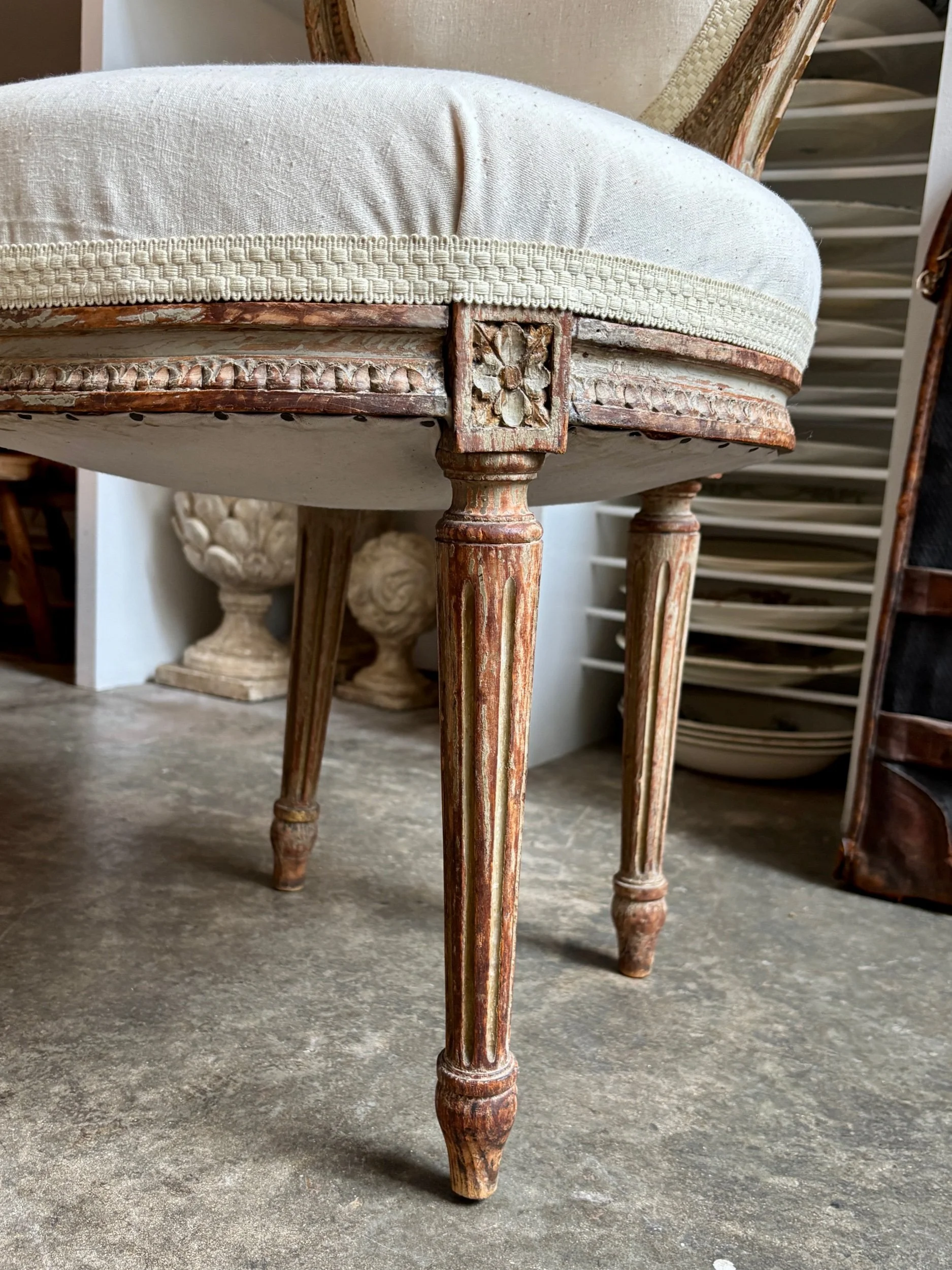 chaise-dossier-medaillon-coton-beige-assise-vintage-axs-design-paris-france