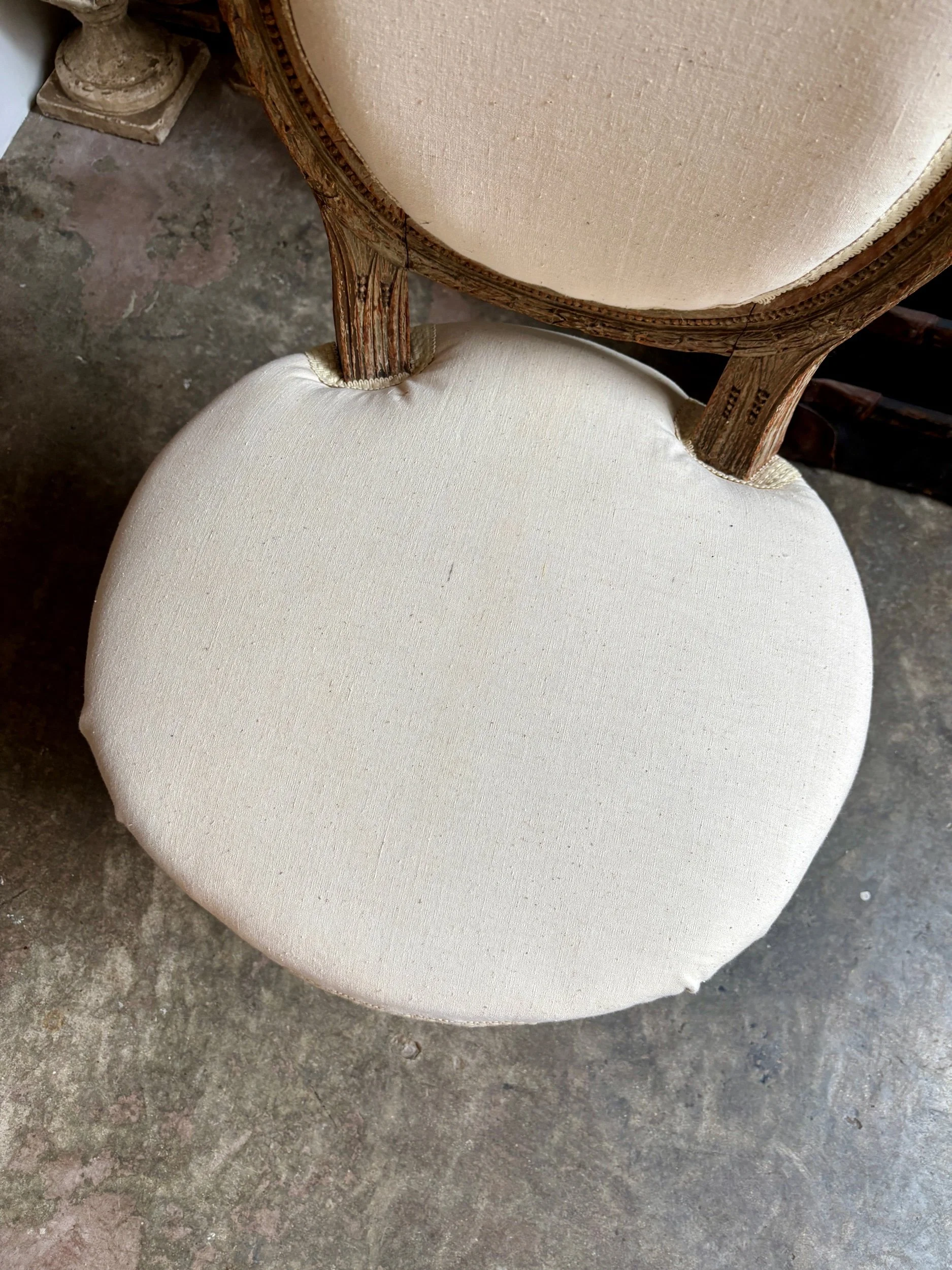 chaise-dossier-medaillon-coton-beige-assise-vintage-axs-design-paris-france