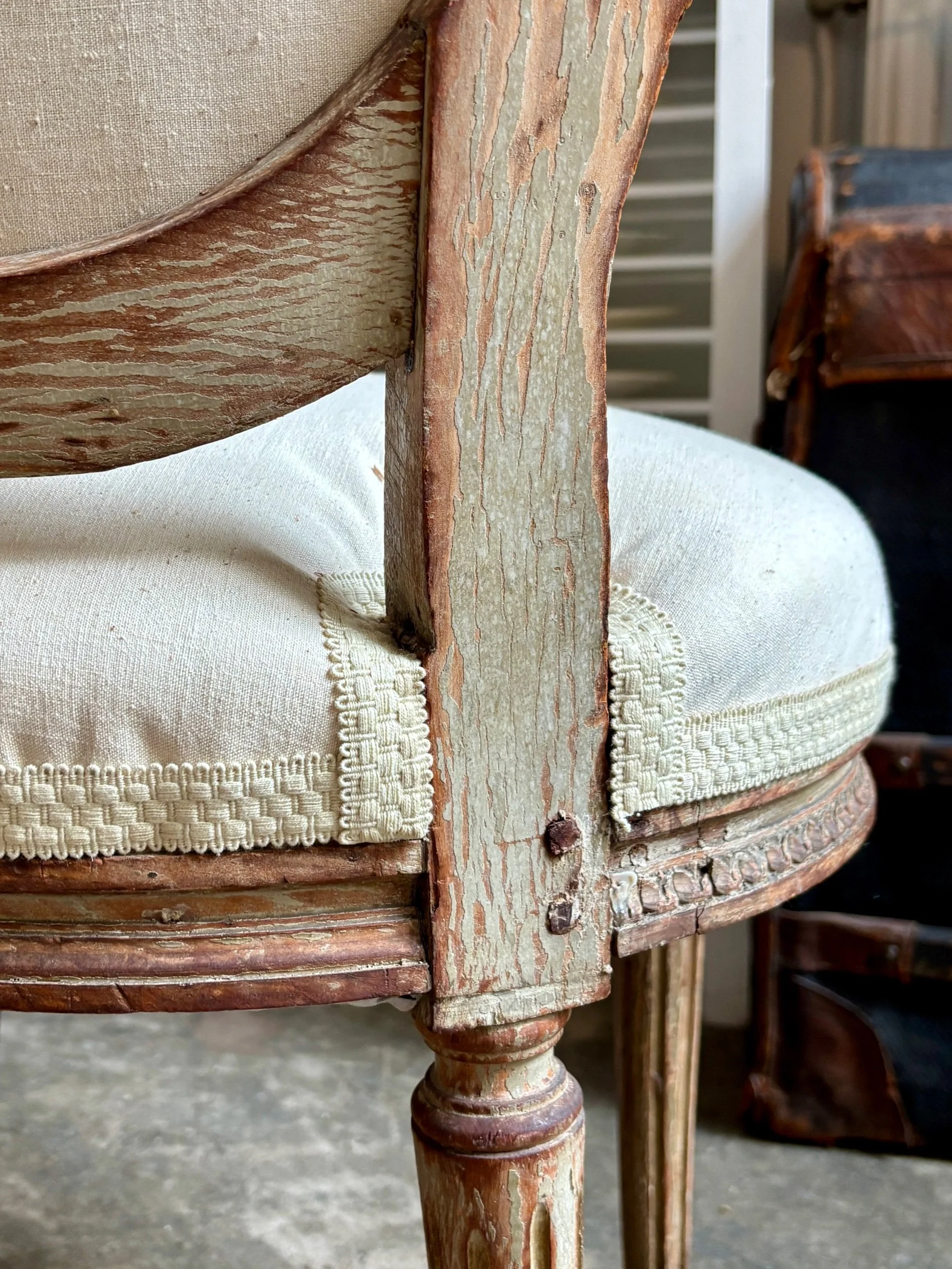 chaise-dossier-medaillon-coton-beige-assise-vintage-axs-design-paris-france