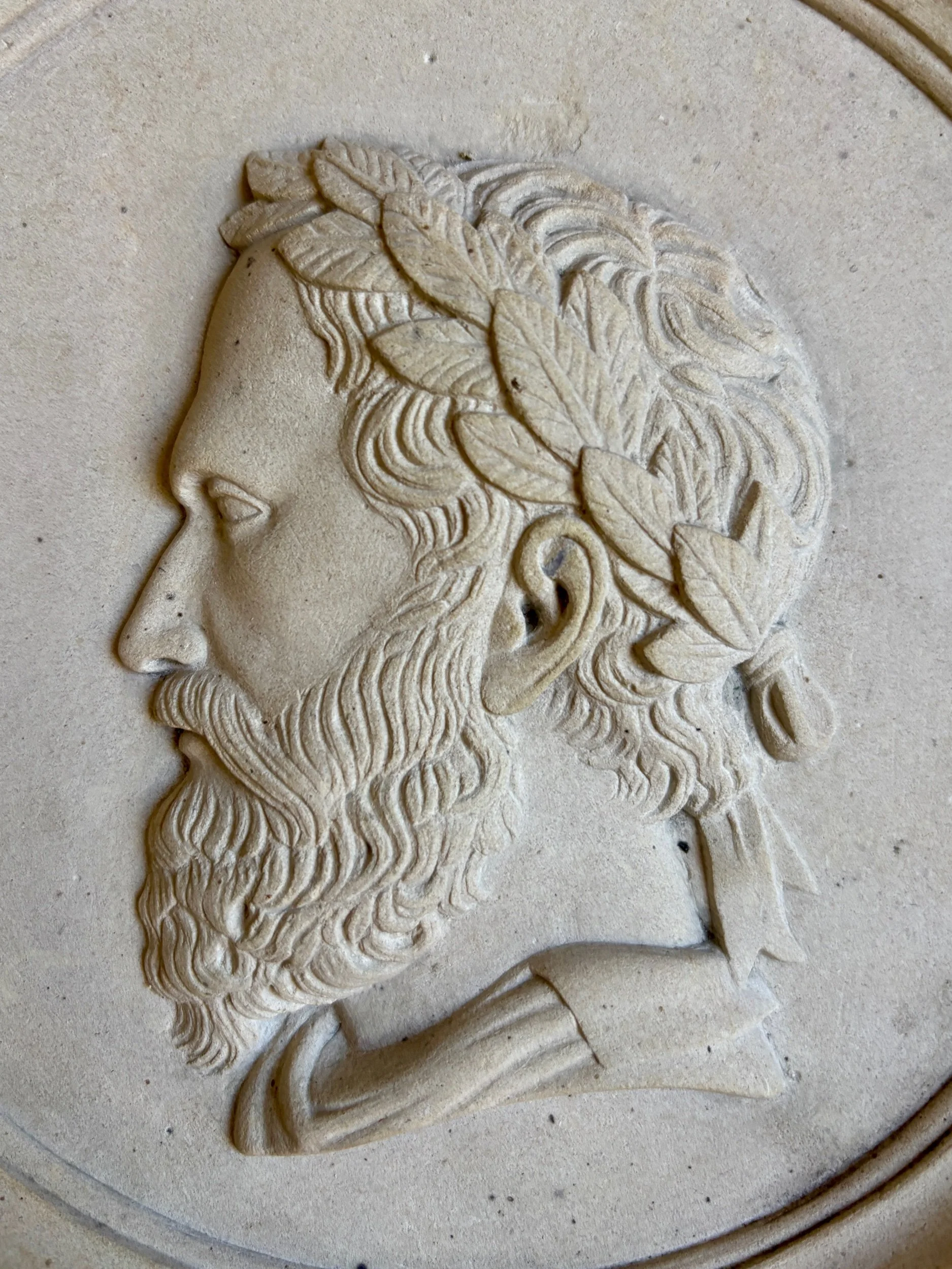 medaillon-mural-bas-relief-portrait-antique-platre-art-decoraion-vintage-axs-design-paris-france