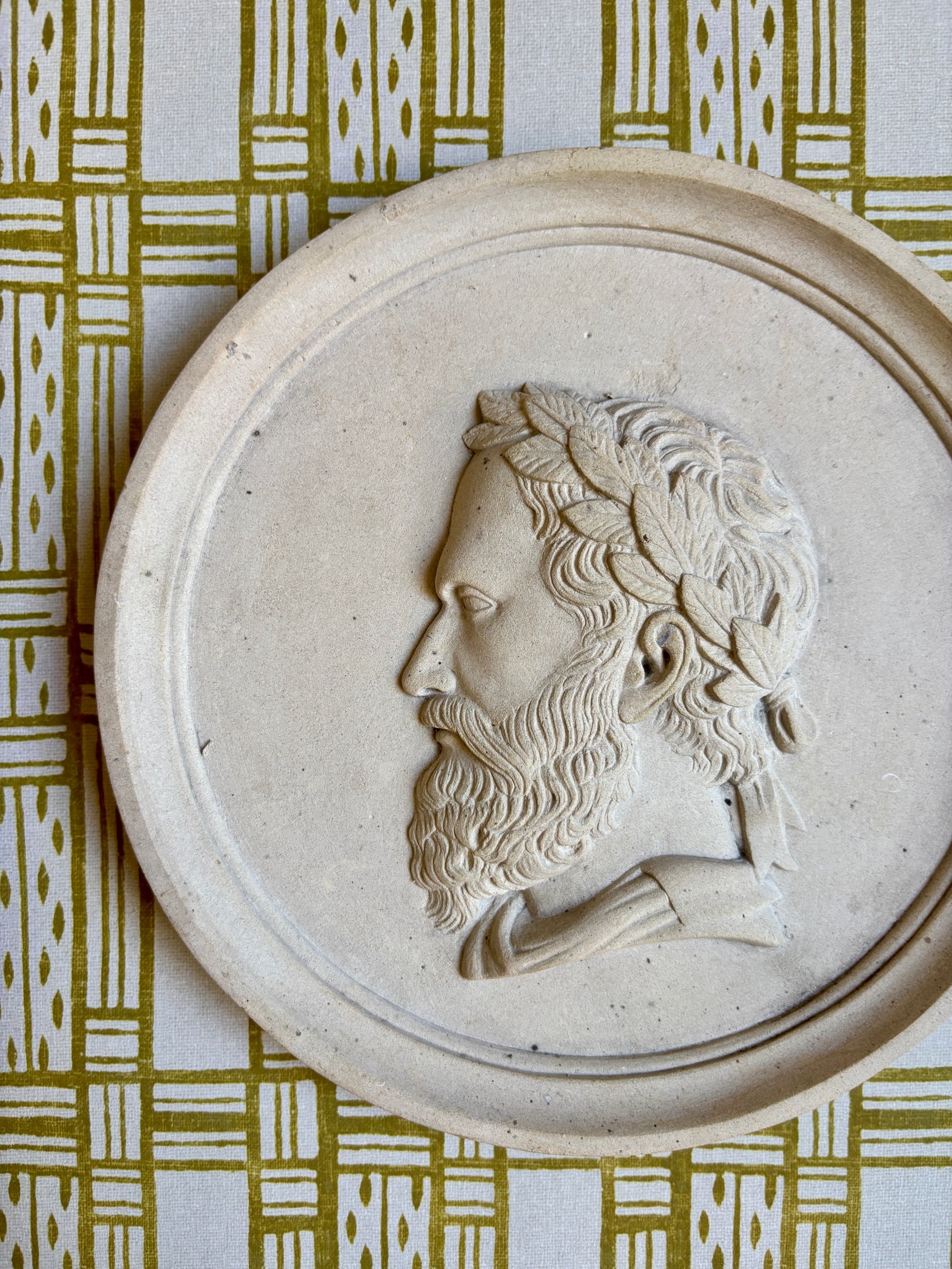 medaillon-mural-bas-relief-portrait-antique-platre-art-decoraion-vintage-axs-design-paris-france