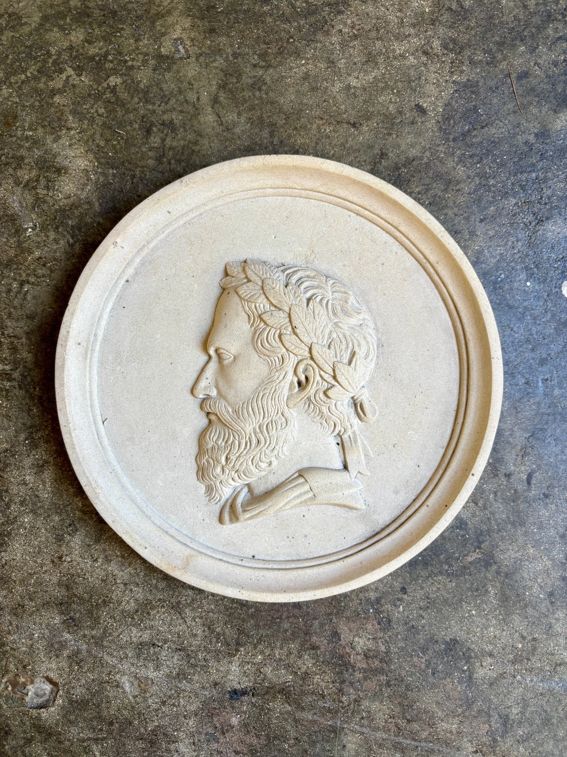 medaillon-mural-bas-relief-portrait-antique-platre-art-decoraion-vintage-axs-design-paris-france