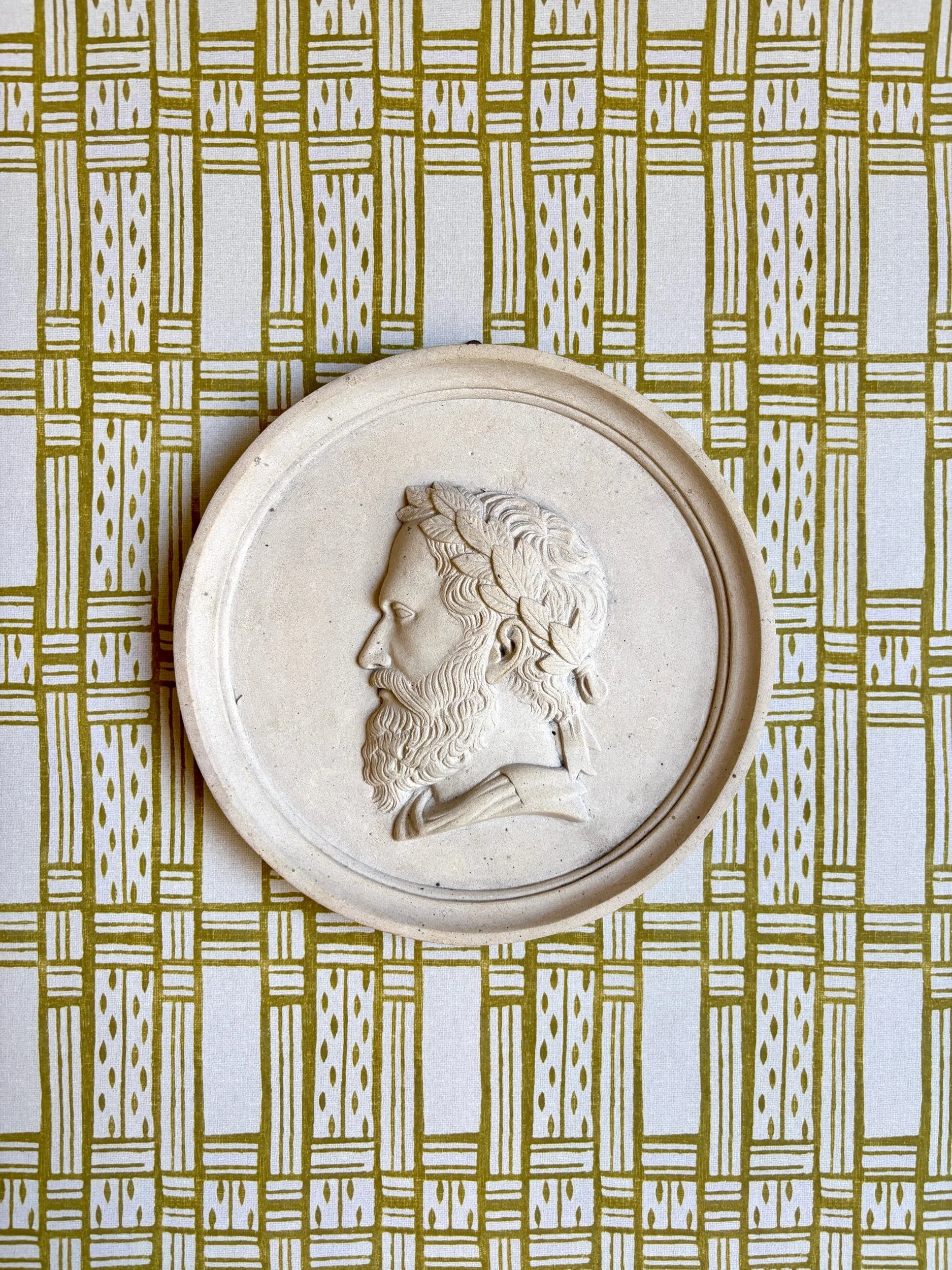 Médaillon mural, portrait à l'antique en plâtre