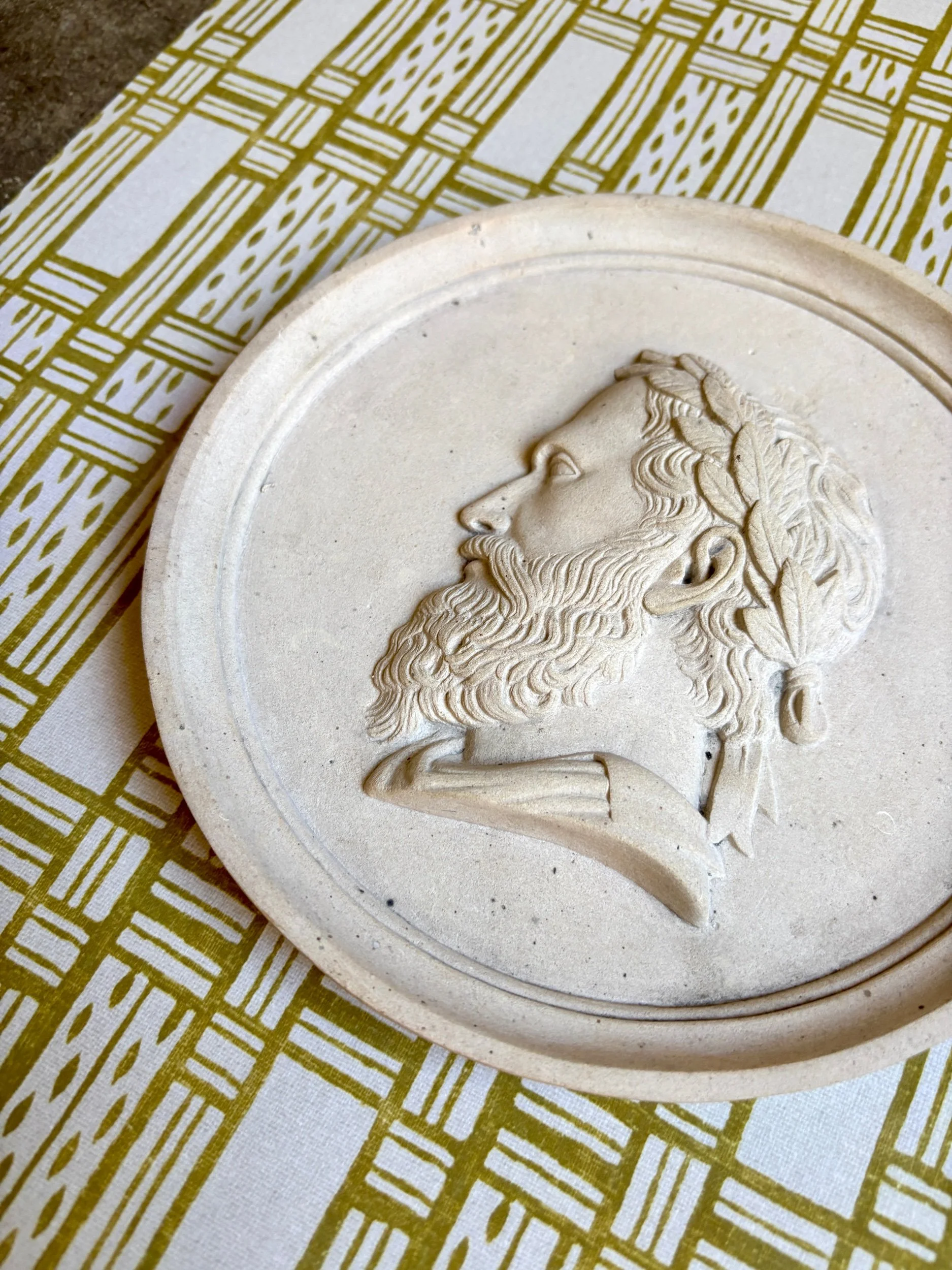 medaillon-mural-bas-relief-portrait-antique-platre-art-decoraion-vintage-axs-design-paris-france