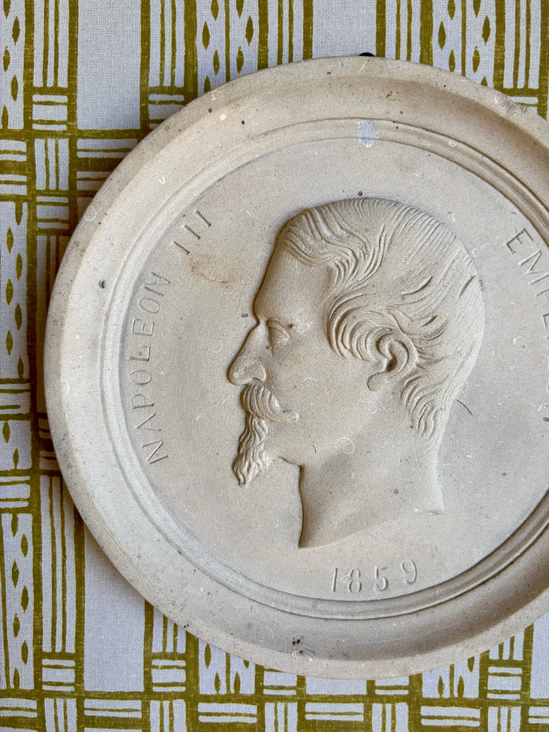 medaillon-mural-bas-relief-platre-napoleon-iii-decoration-art-vintage-axs-design-paris-france
