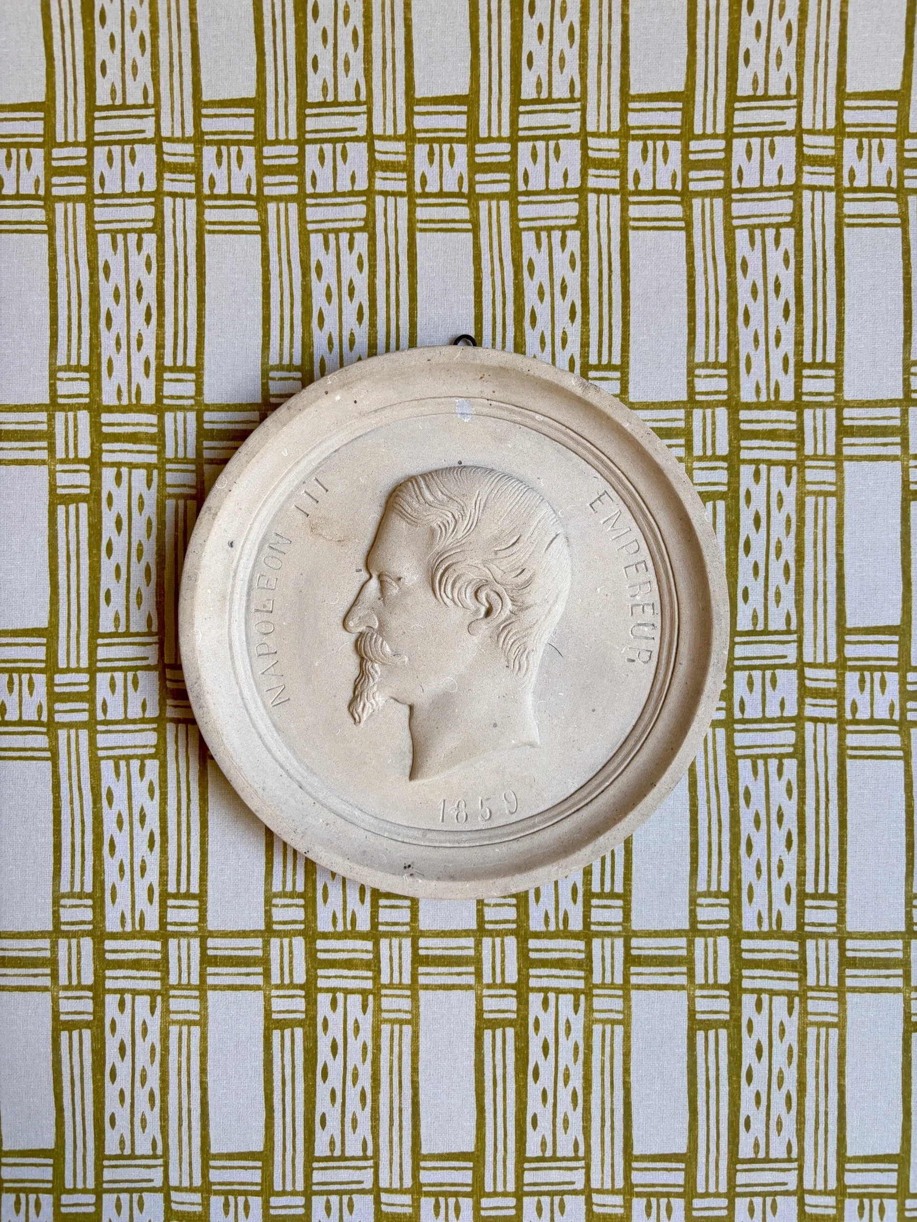 medaillon-mural-bas-relief-platre-napoleon-iii-decoration-art-vintage-axs-design-paris-france
