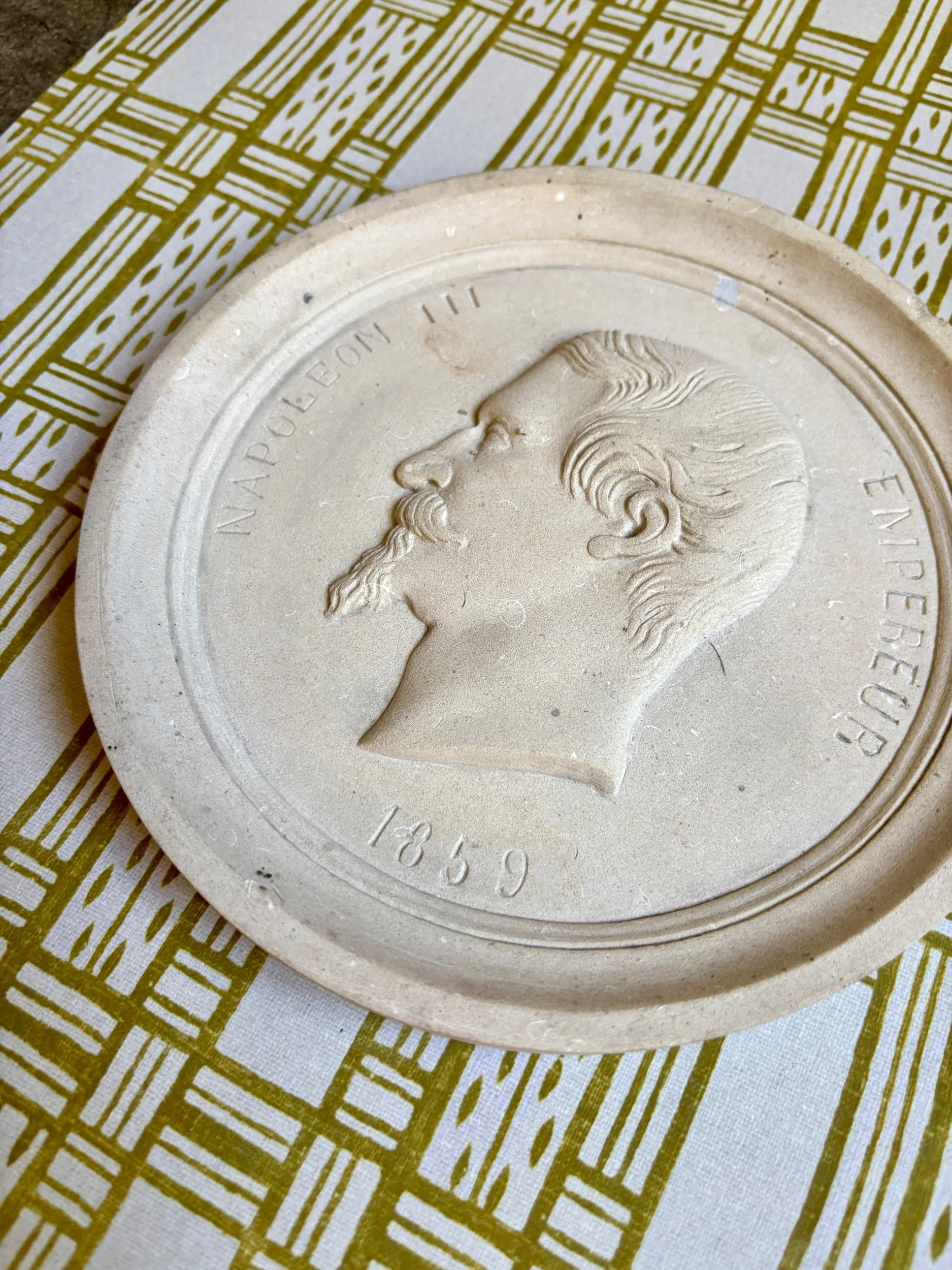 medaillon-mural-bas-relief-platre-napoleon-iii-decoration-art-vintage-axs-design-paris-france