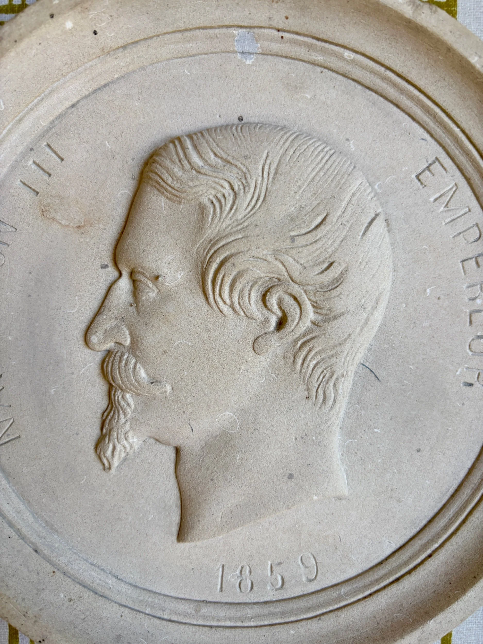 medaillon-mural-bas-relief-platre-napoleon-iii-decoration-art-vintage-axs-design-paris-france