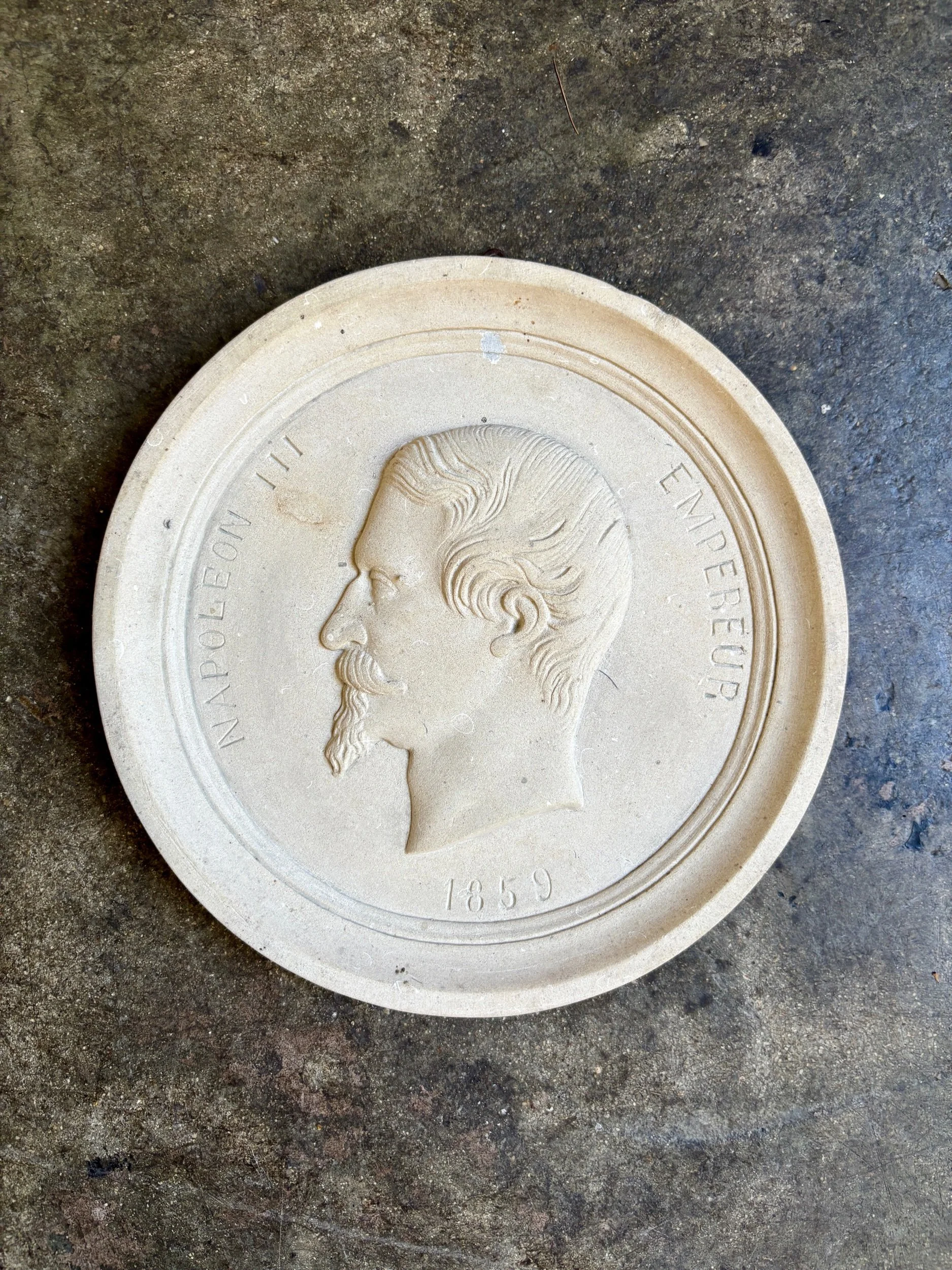 medaillon-mural-bas-relief-platre-napoleon-iii-decoration-art-vintage-axs-design-paris-france