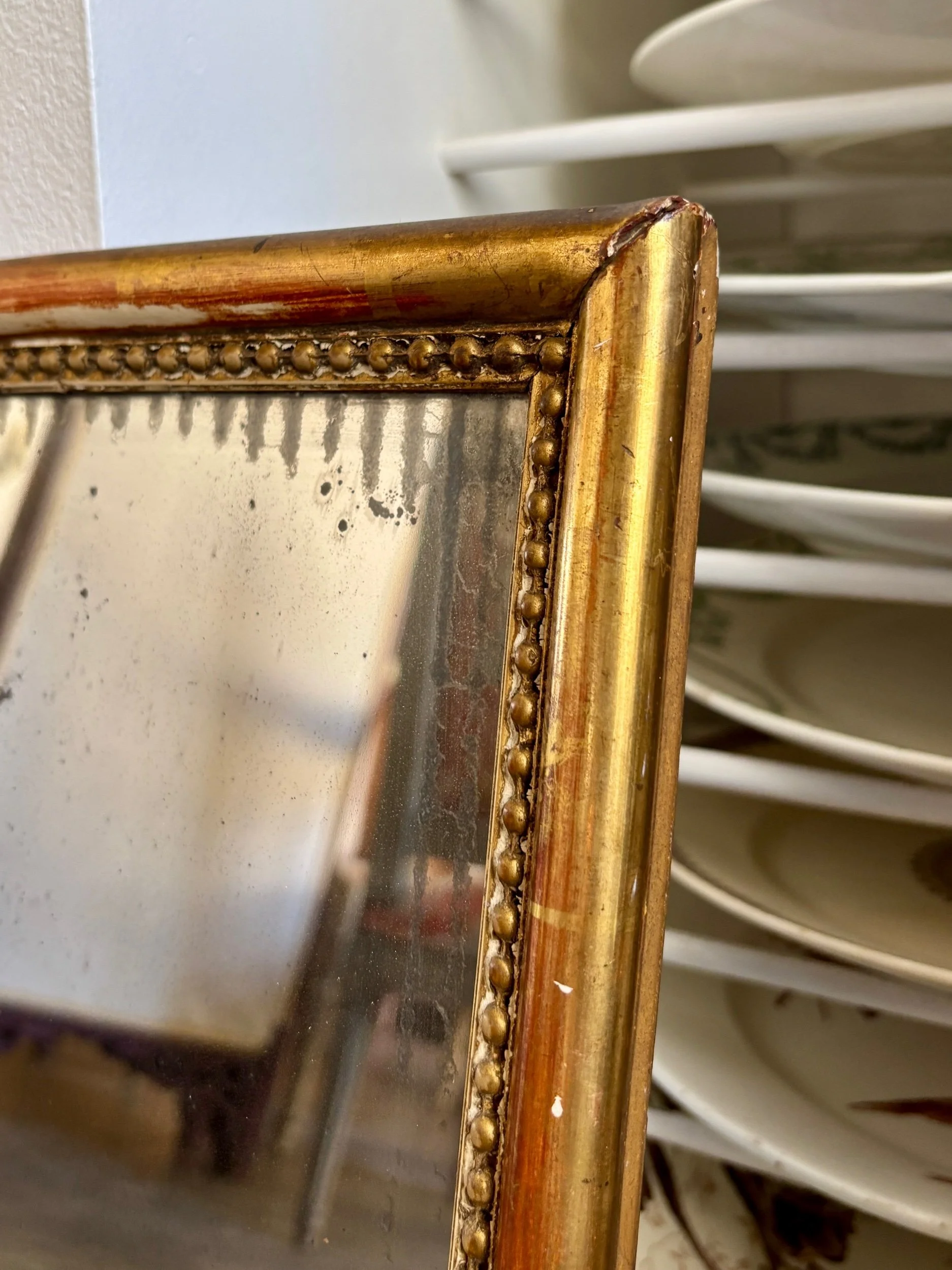 miroir-bois-stuc-dore-frise-perlee-decoration-vintage-axs-design-paris-france