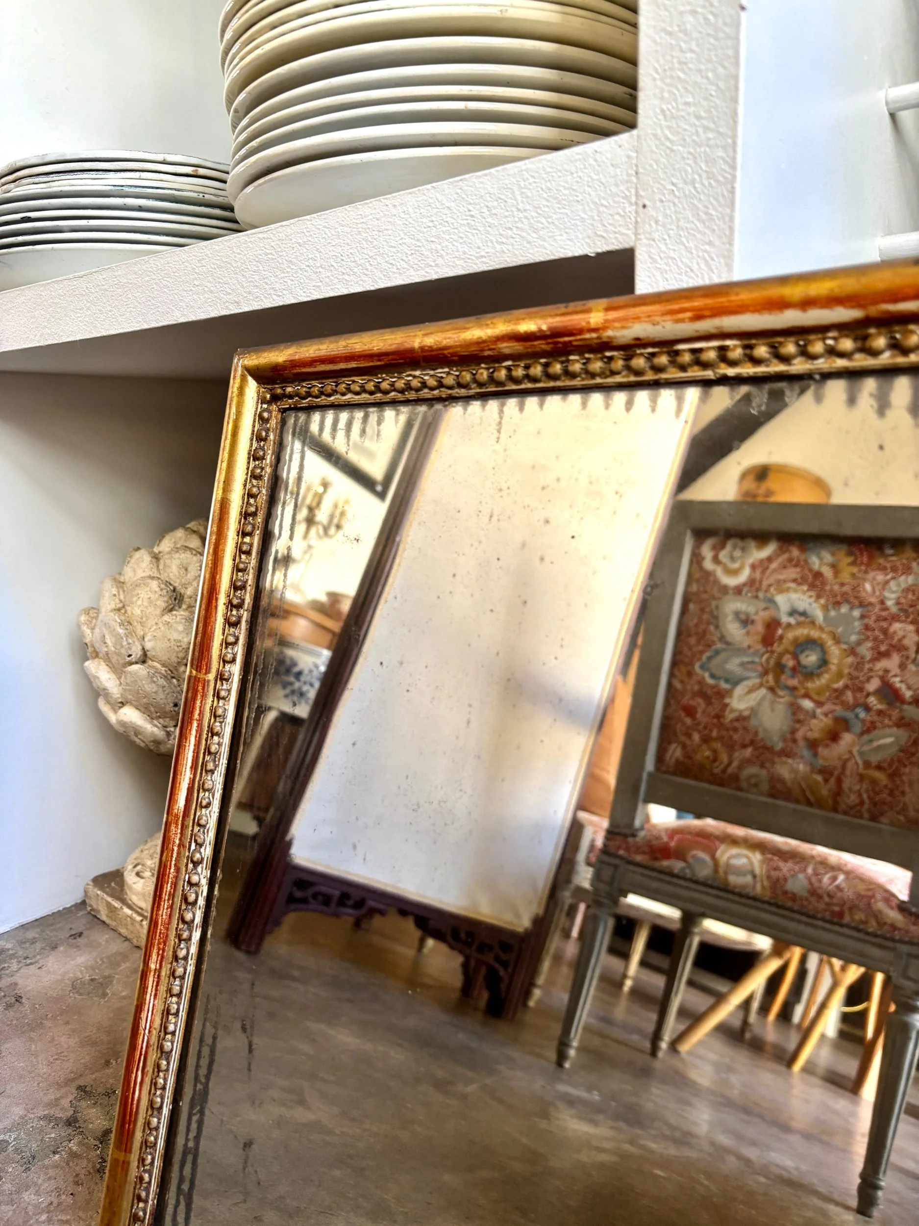 miroir-bois-stuc-dore-frise-perlee-decoration-vintage-axs-design-paris-france