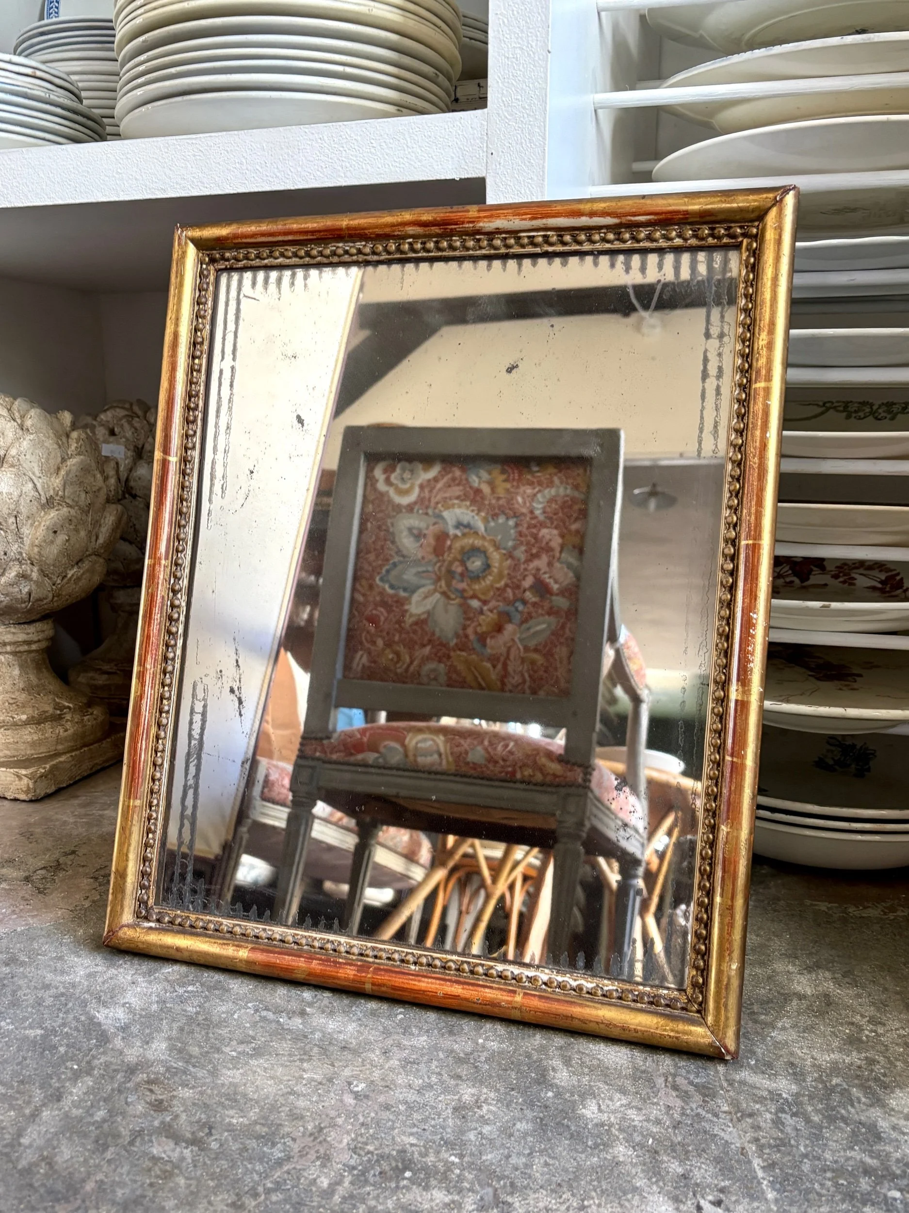 Miroir en bois et stuc doré à frise perlée, ☐ 45 x 37 cm