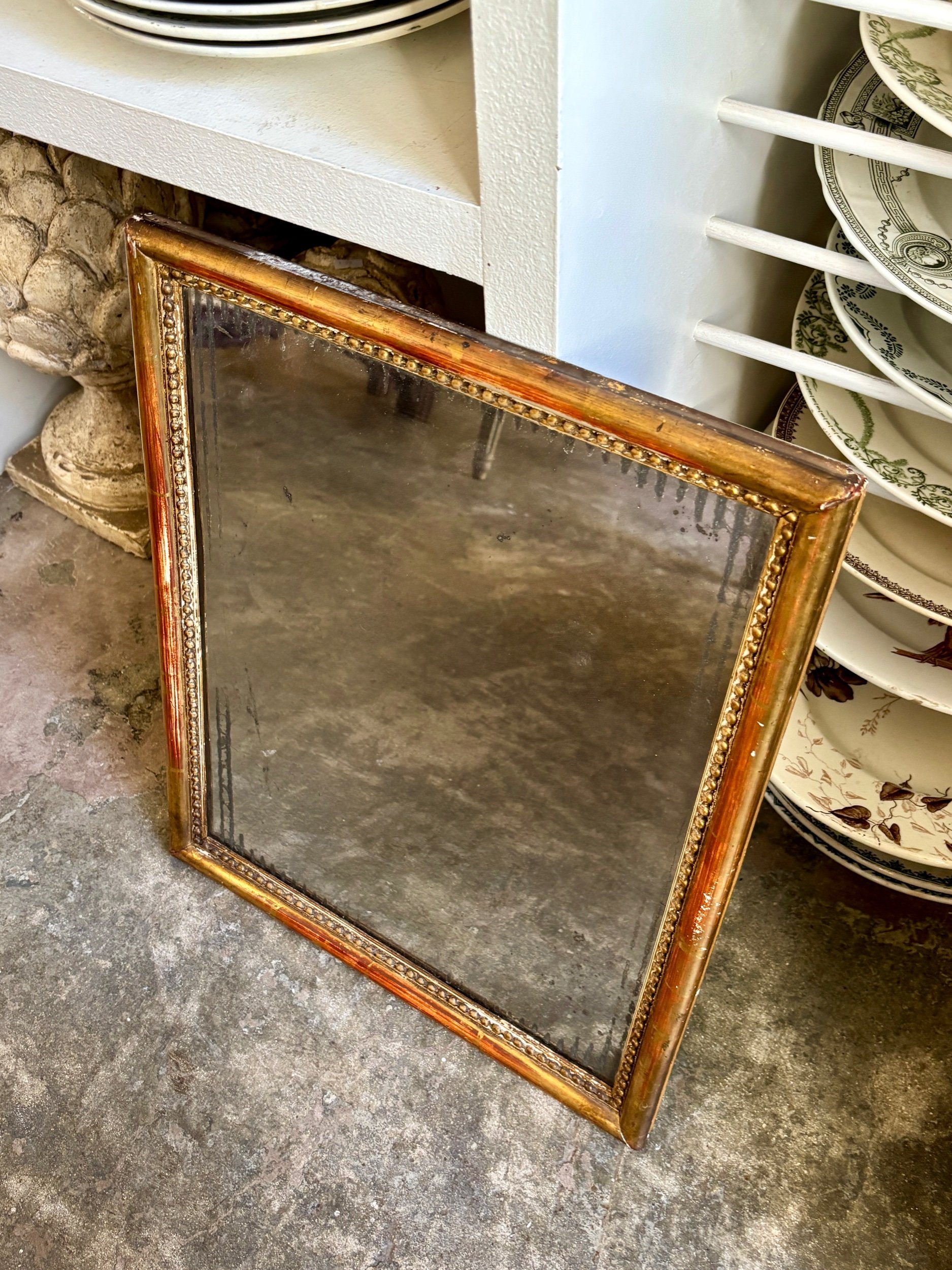 miroir-bois-stuc-dore-frise-perlee-decoration-vintage-axs-design-paris-france