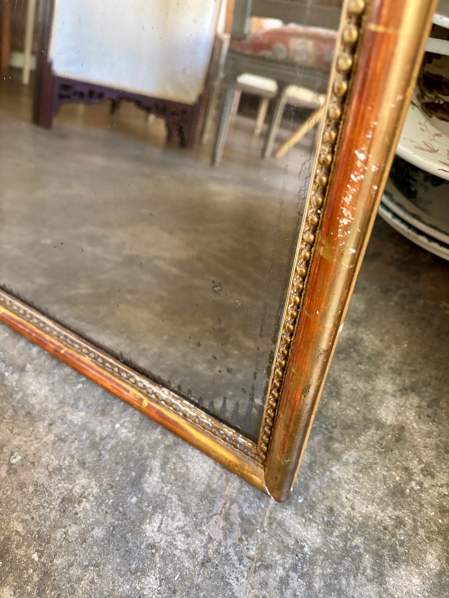 miroir-bois-stuc-dore-frise-perlee-decoration-vintage-axs-design-paris-france