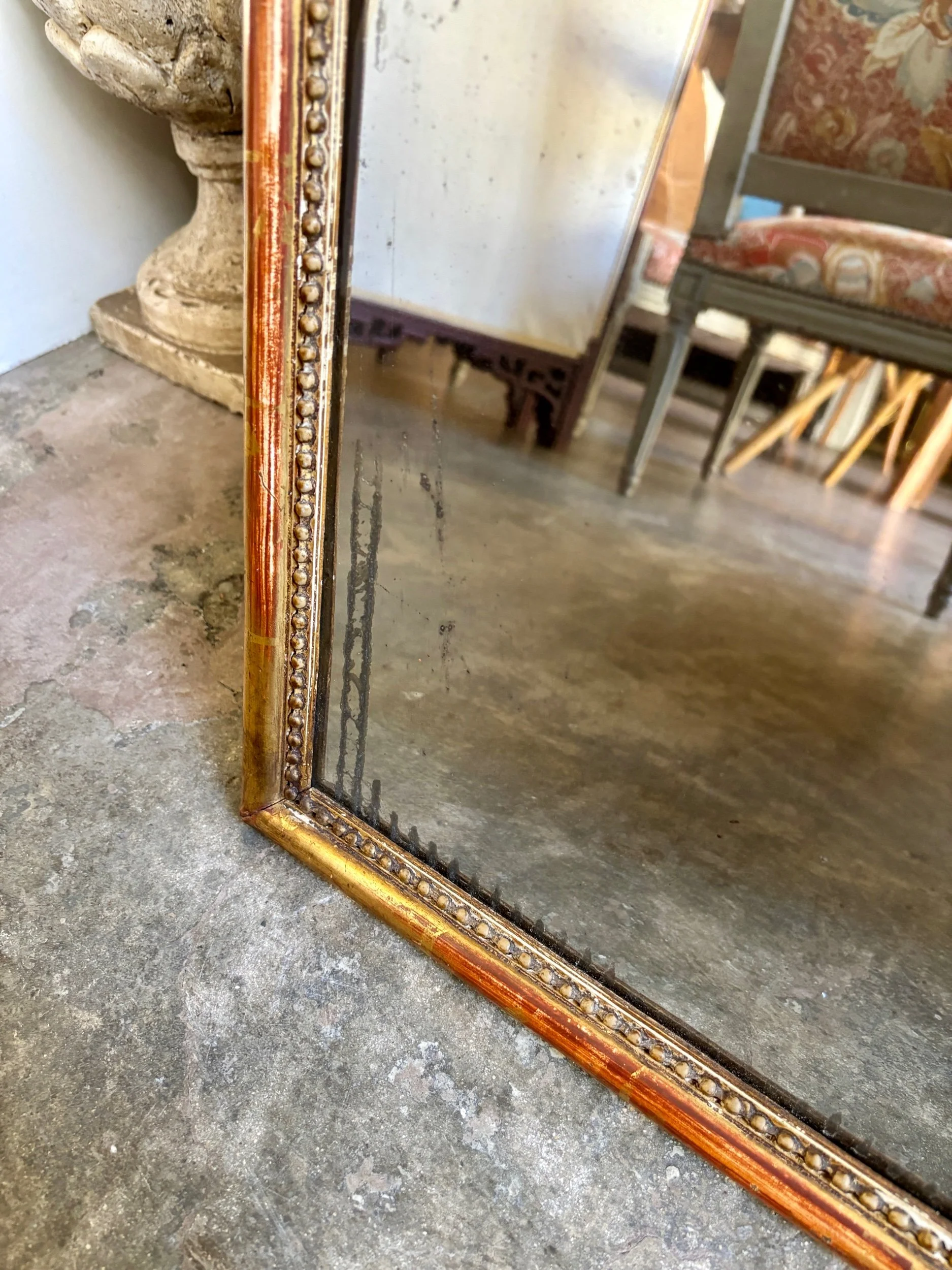 miroir-bois-stuc-dore-frise-perlee-decoration-vintage-axs-design-paris-france