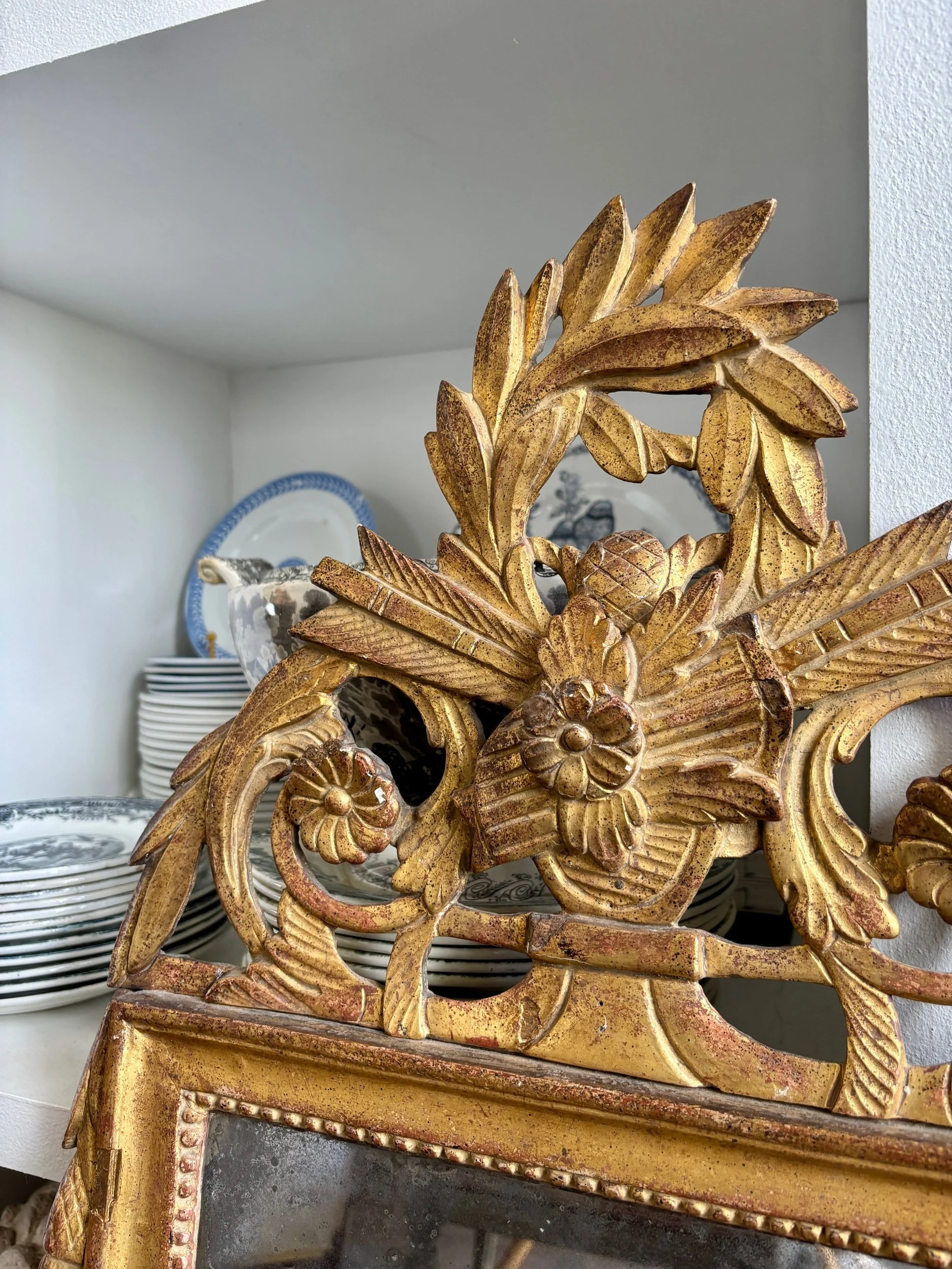 miroir-applique-fronton-bois-stuc-dore-decoration-vintage-antique-axs-design-paris-france