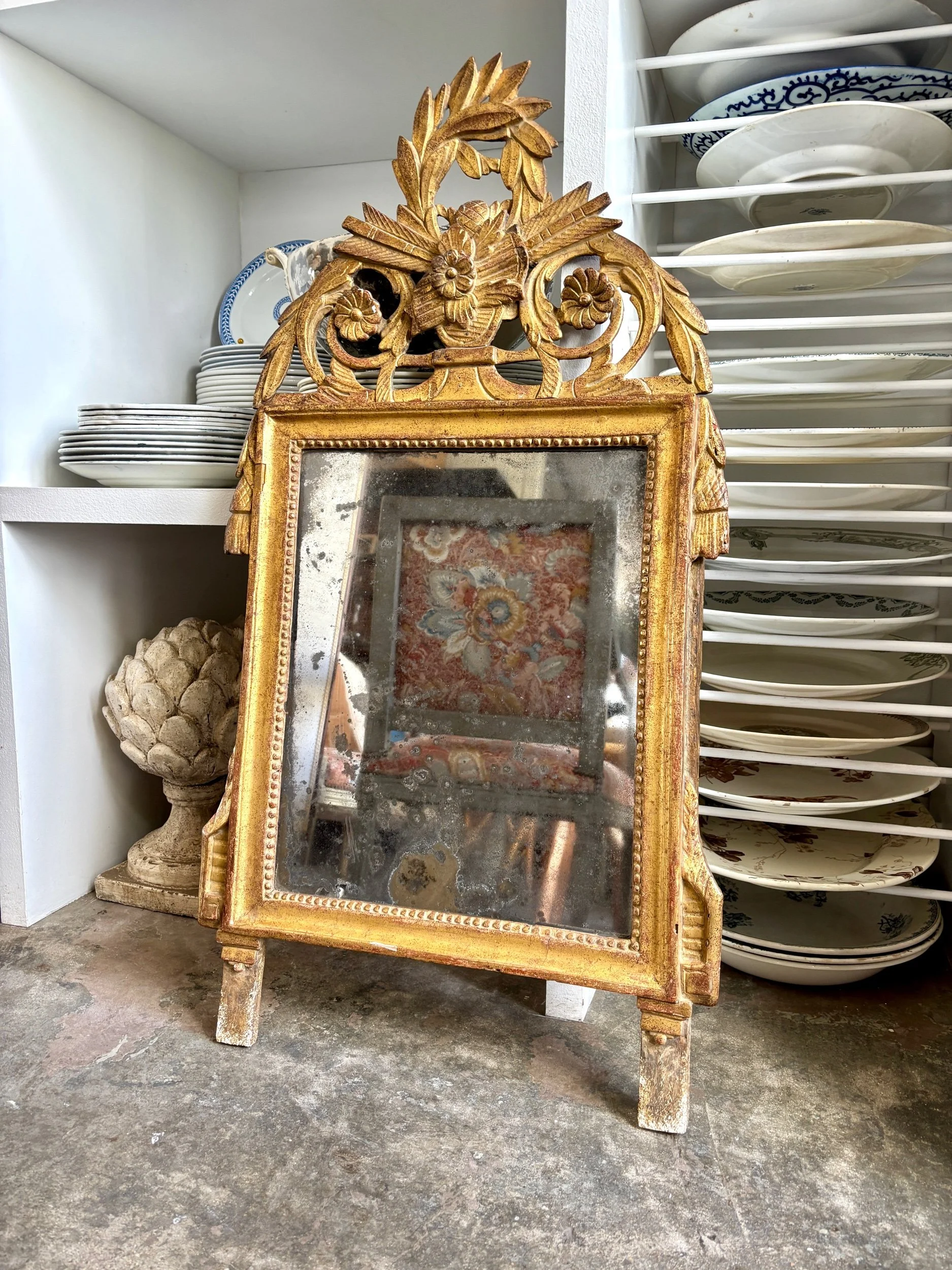 Miroir à fronton et bois et stuc doré 85,5 x 45 cm