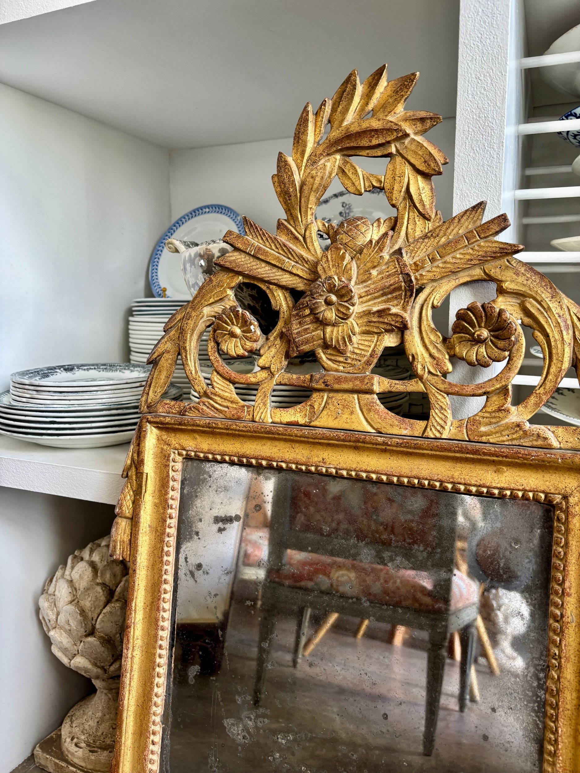 miroir-applique-fronton-bois-stuc-dore-decoration-vintage-antique-axs-design-paris-france