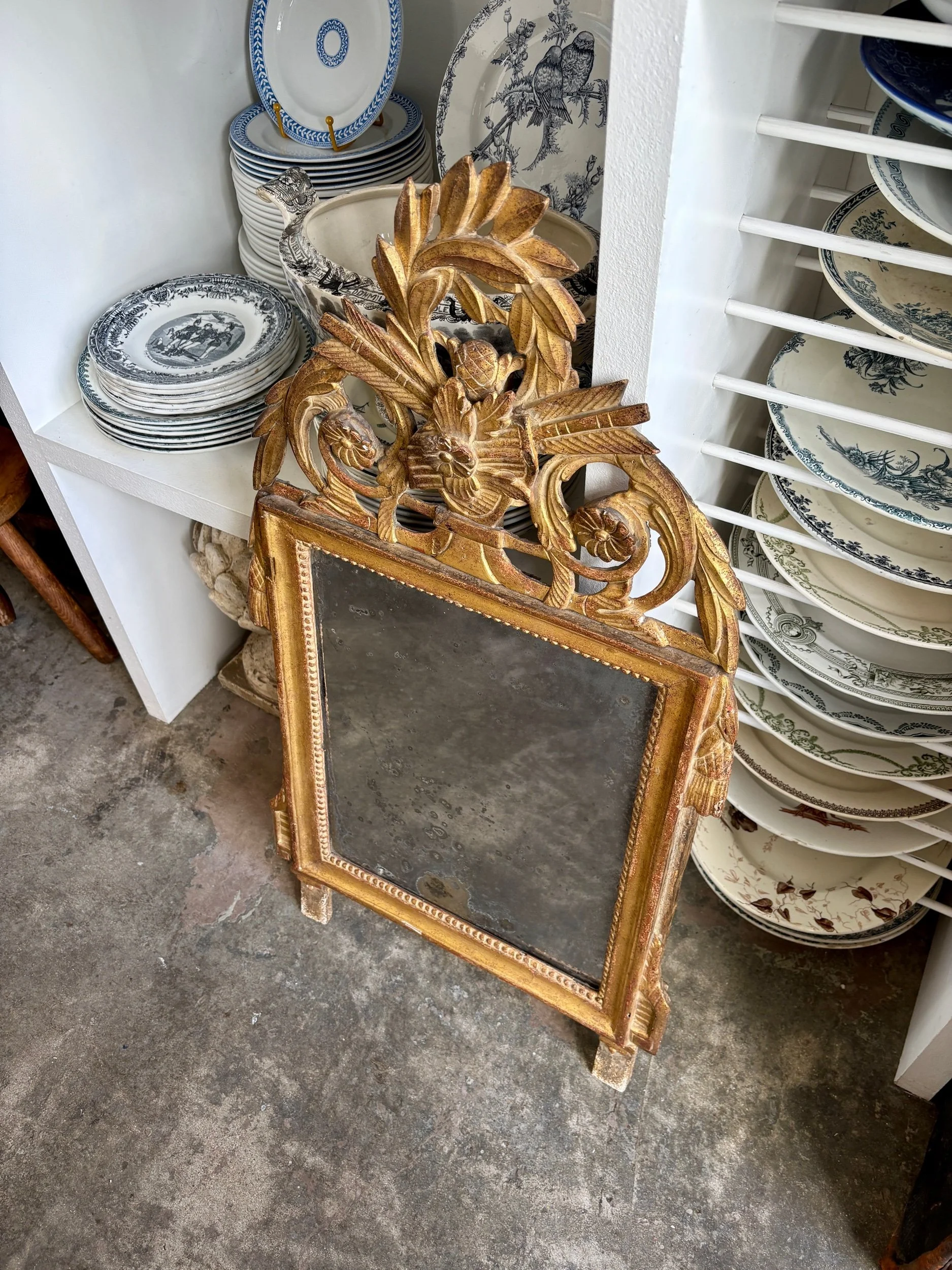 miroir-applique-fronton-bois-stuc-dore-decoration-vintage-antique-axs-design-paris-france