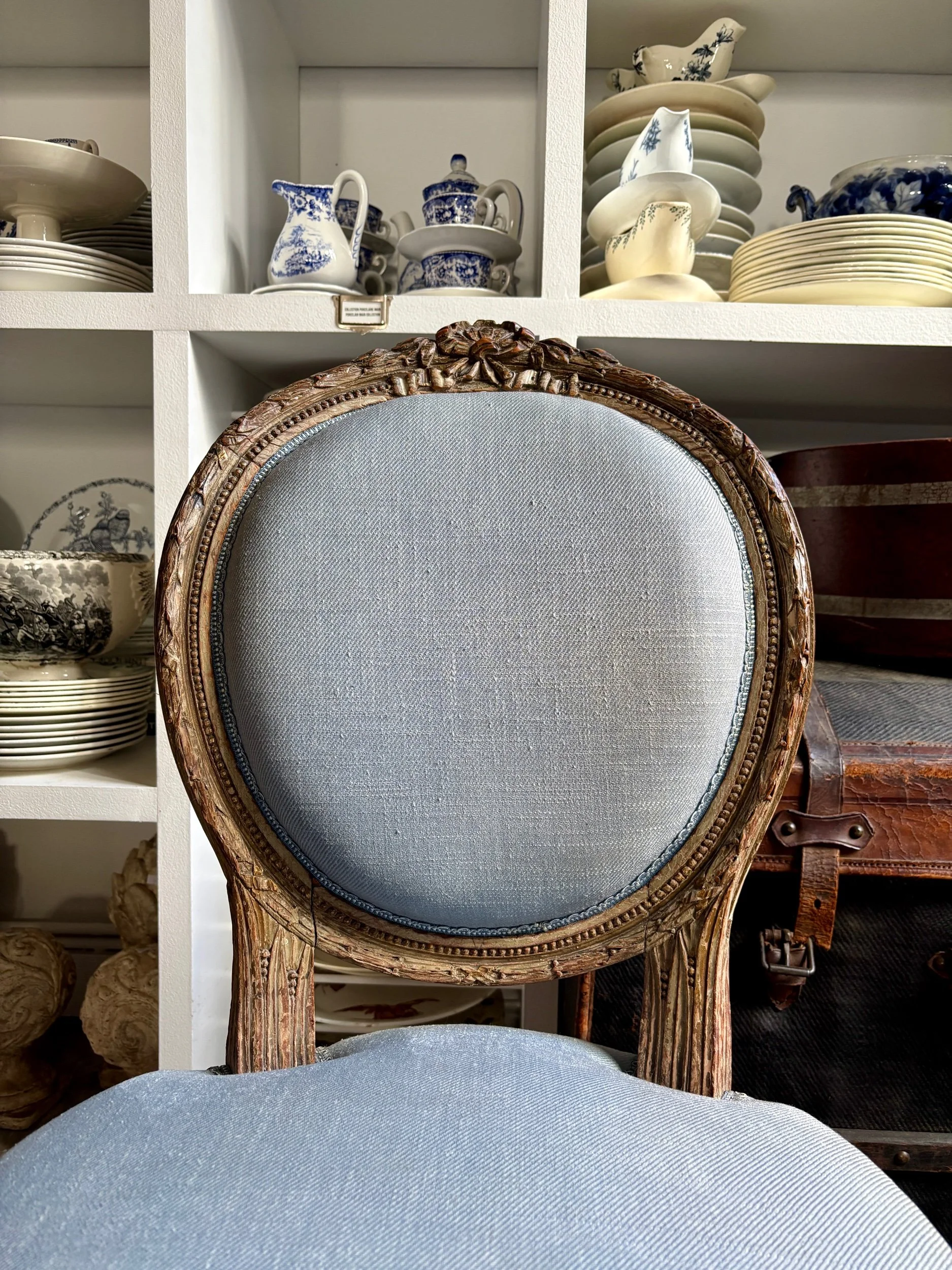 chaise-medaillon-bois-coton-bleu-assise-classique-vintage-axs-design-paris-france