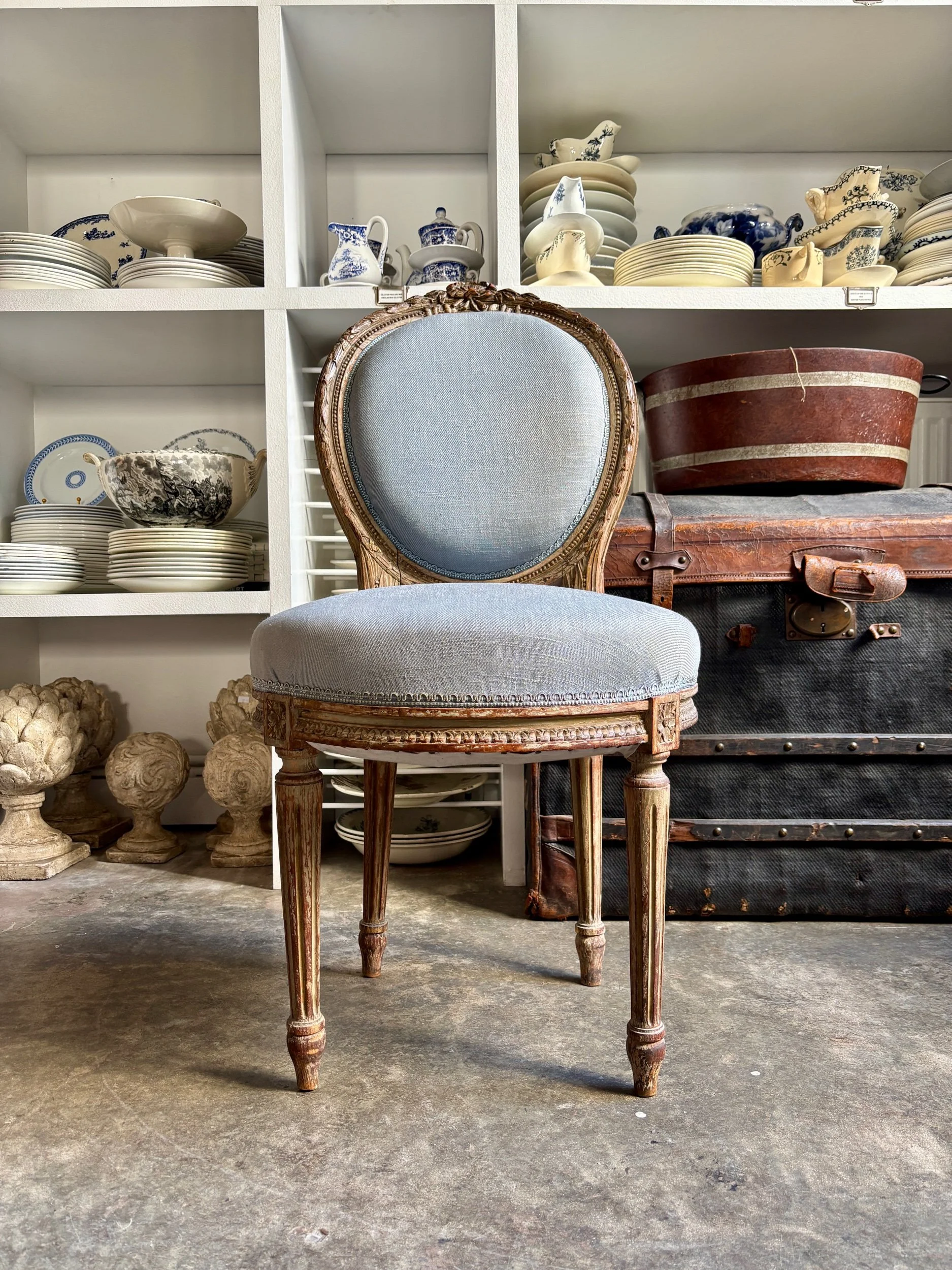 Chaise à dossier médaillon en bois réchampi et coton bleu