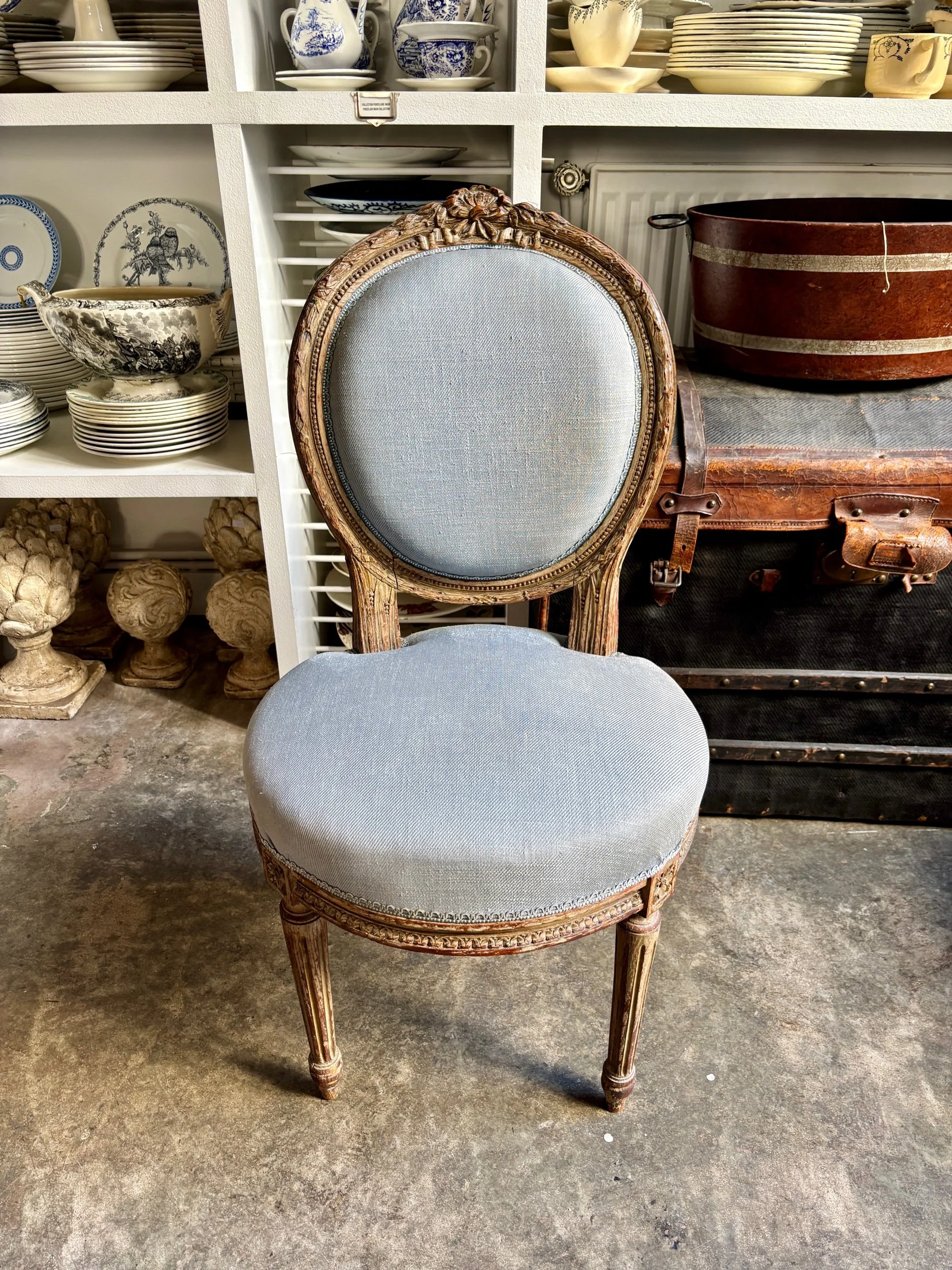 chaise-medaillon-bois-coton-bleu-assise-classique-vintage-axs-design-paris-france