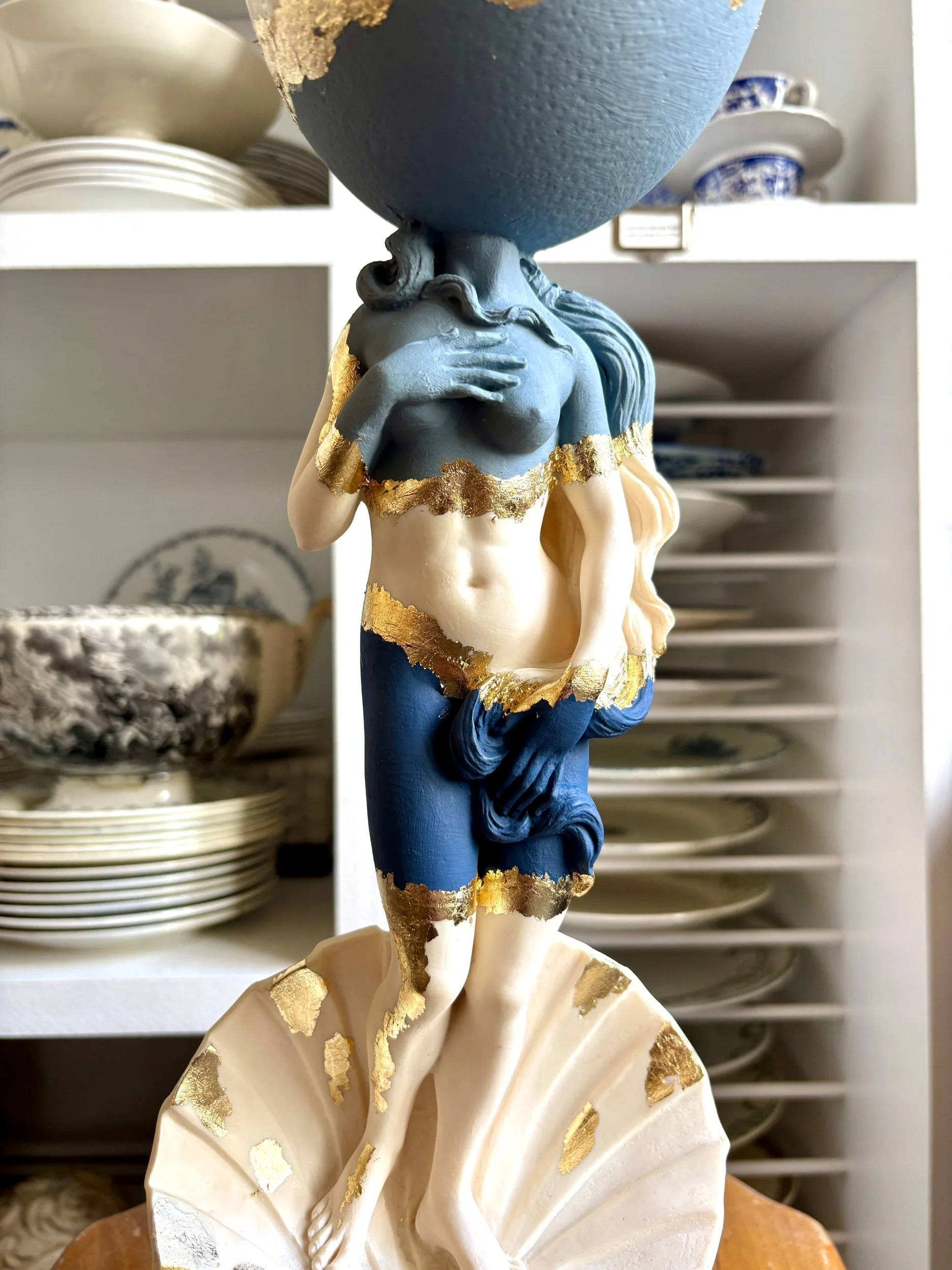 statue-oeuf-creation-upcycling-cabinet-curiosites-venus-vintage-axs-design-paris-france