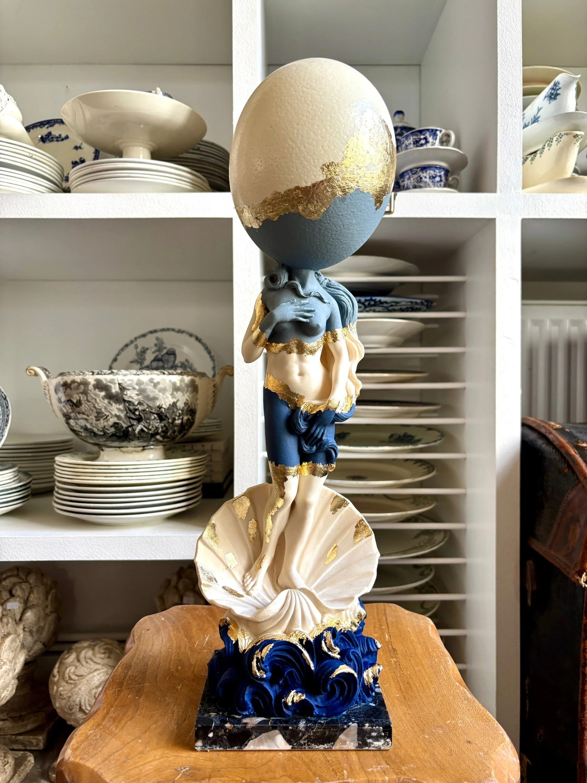 statue-oeuf-creation-upcycling-cabinet-curiosites-venus-vintage-axs-design-paris-france