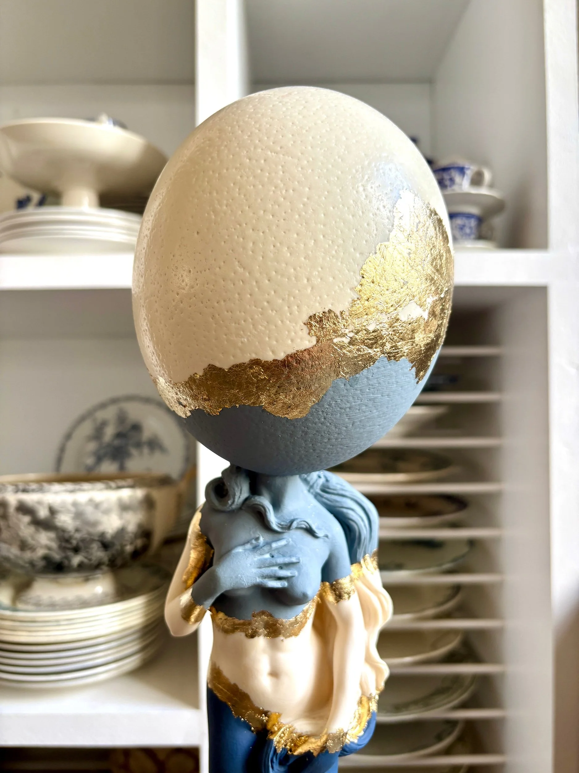 statue-oeuf-creation-upcycling-cabinet-curiosites-venus-vintage-axs-design-paris-france