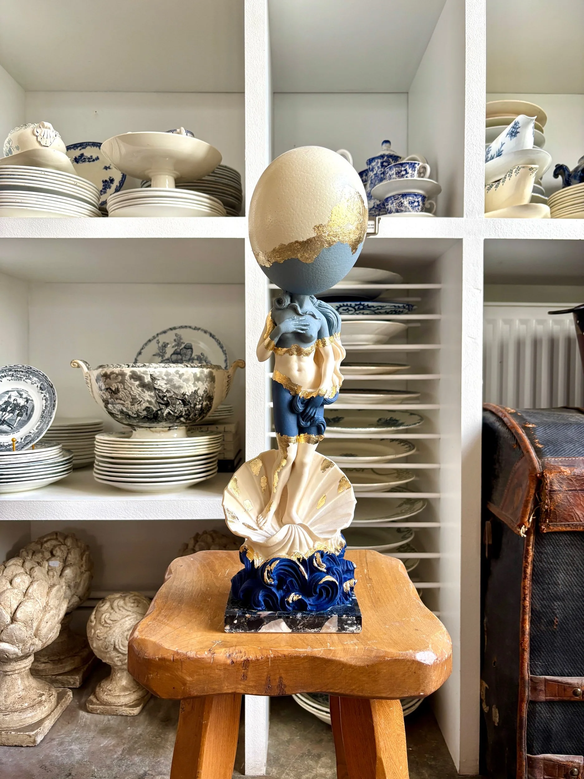 statue-oeuf-creation-upcycling-cabinet-curiosites-venus-vintage-axs-design-paris-france