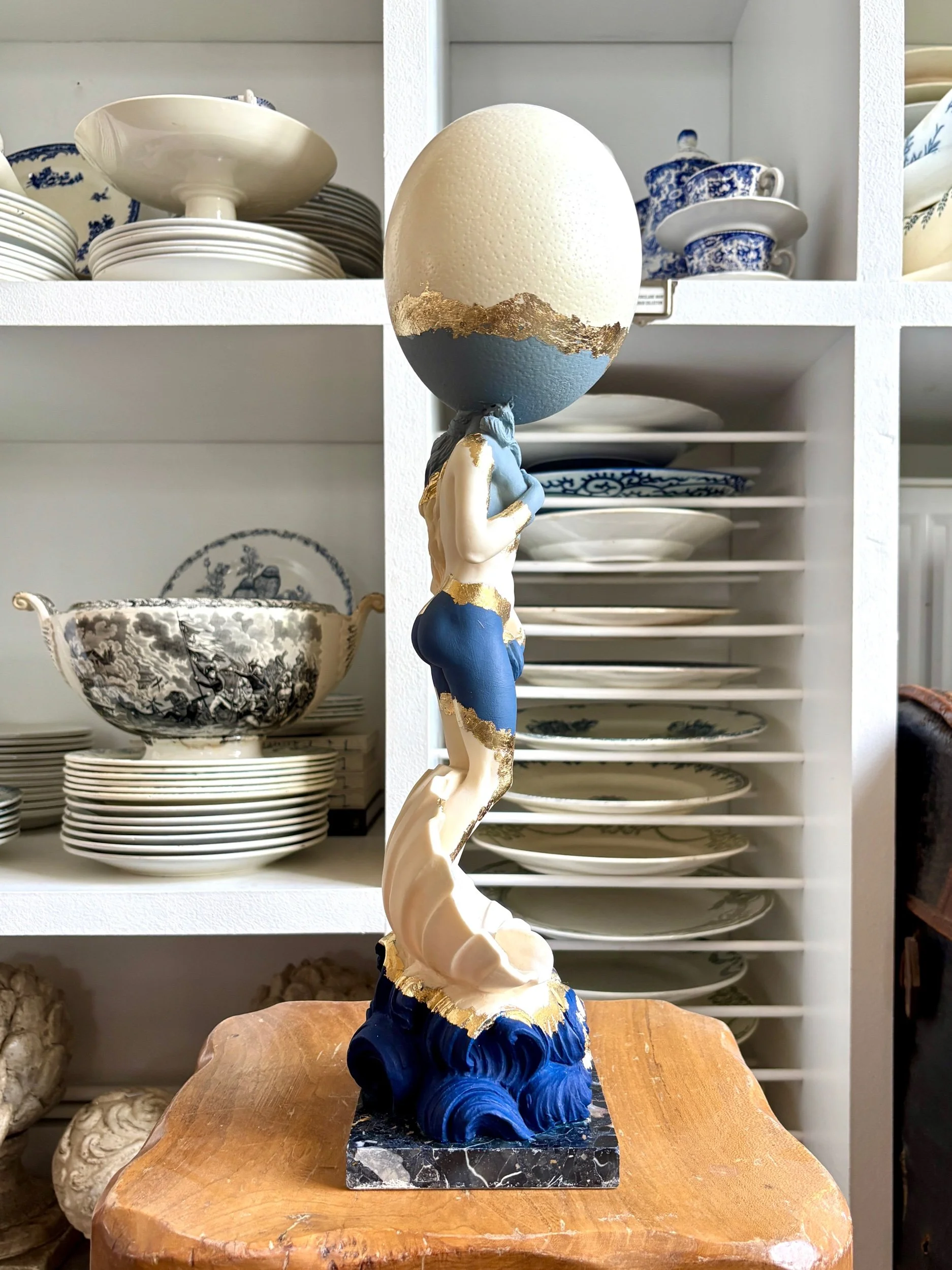 statue-oeuf-creation-upcycling-cabinet-curiosites-venus-vintage-axs-design-paris-france