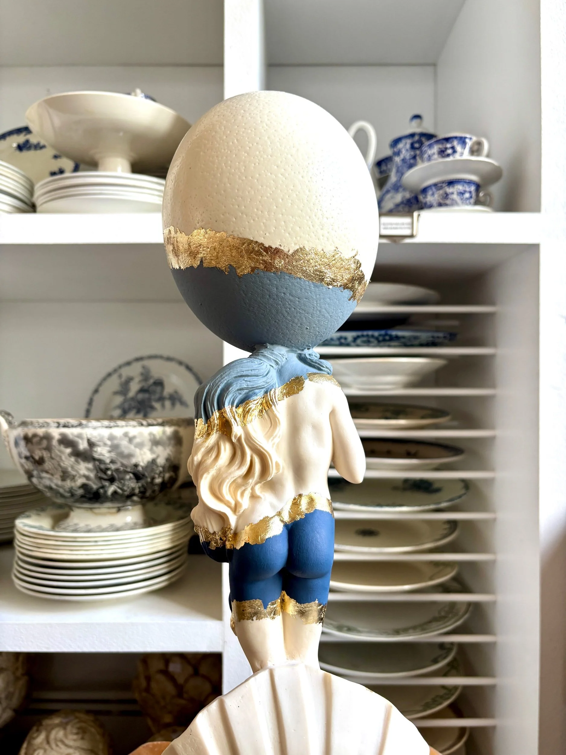 statue-oeuf-creation-upcycling-cabinet-curiosites-venus-vintage-axs-design-paris-france