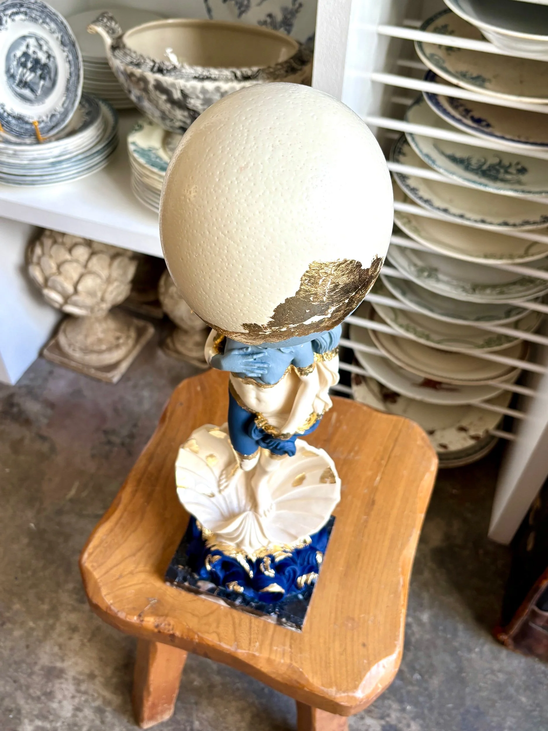 statue-oeuf-creation-upcycling-cabinet-curiosites-venus-vintage-axs-design-paris-france