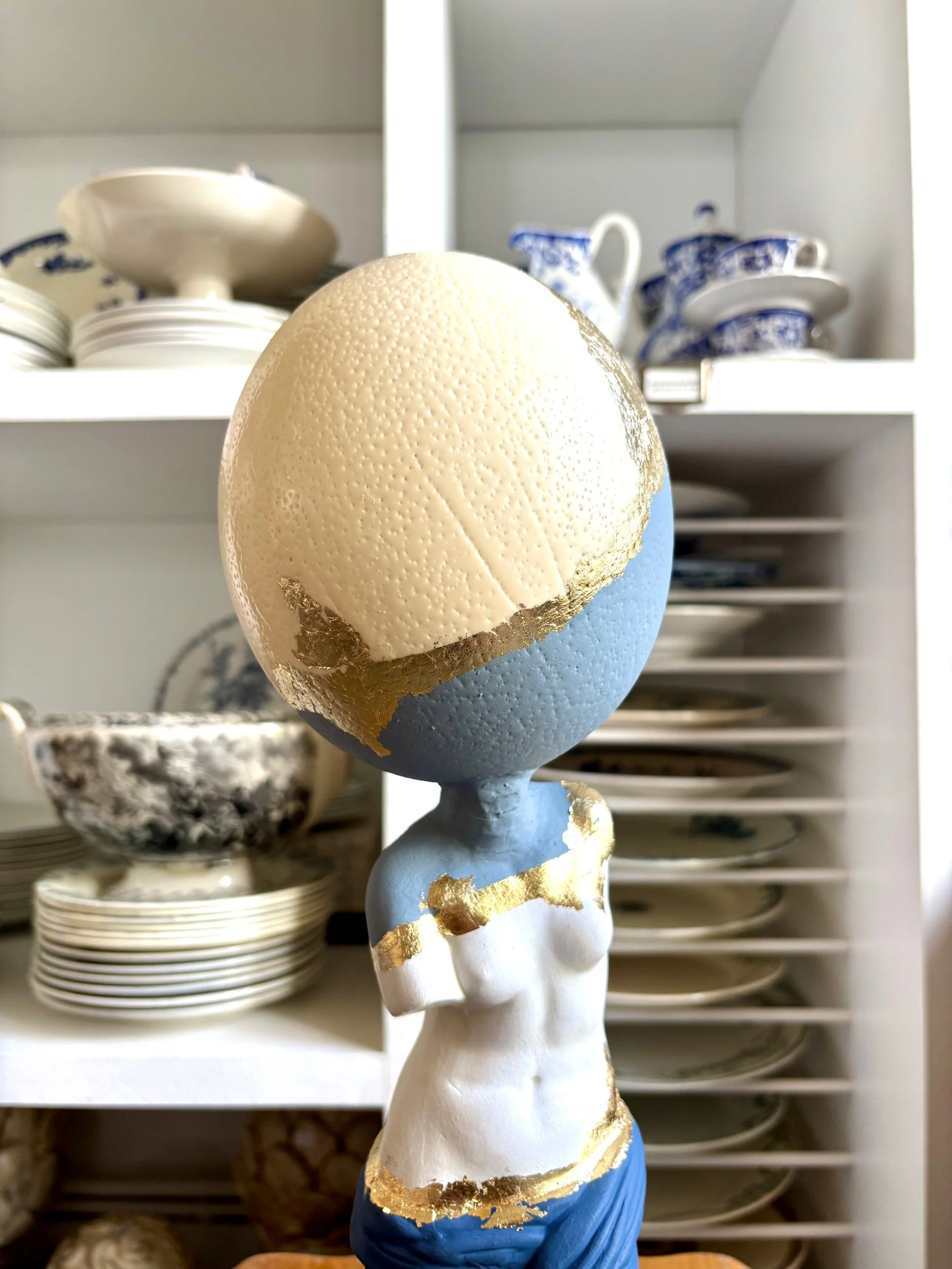 statue-oeuf-creation-upcycling-cabinet-curiosites-venus-2-vintage-axs-design-paris-france