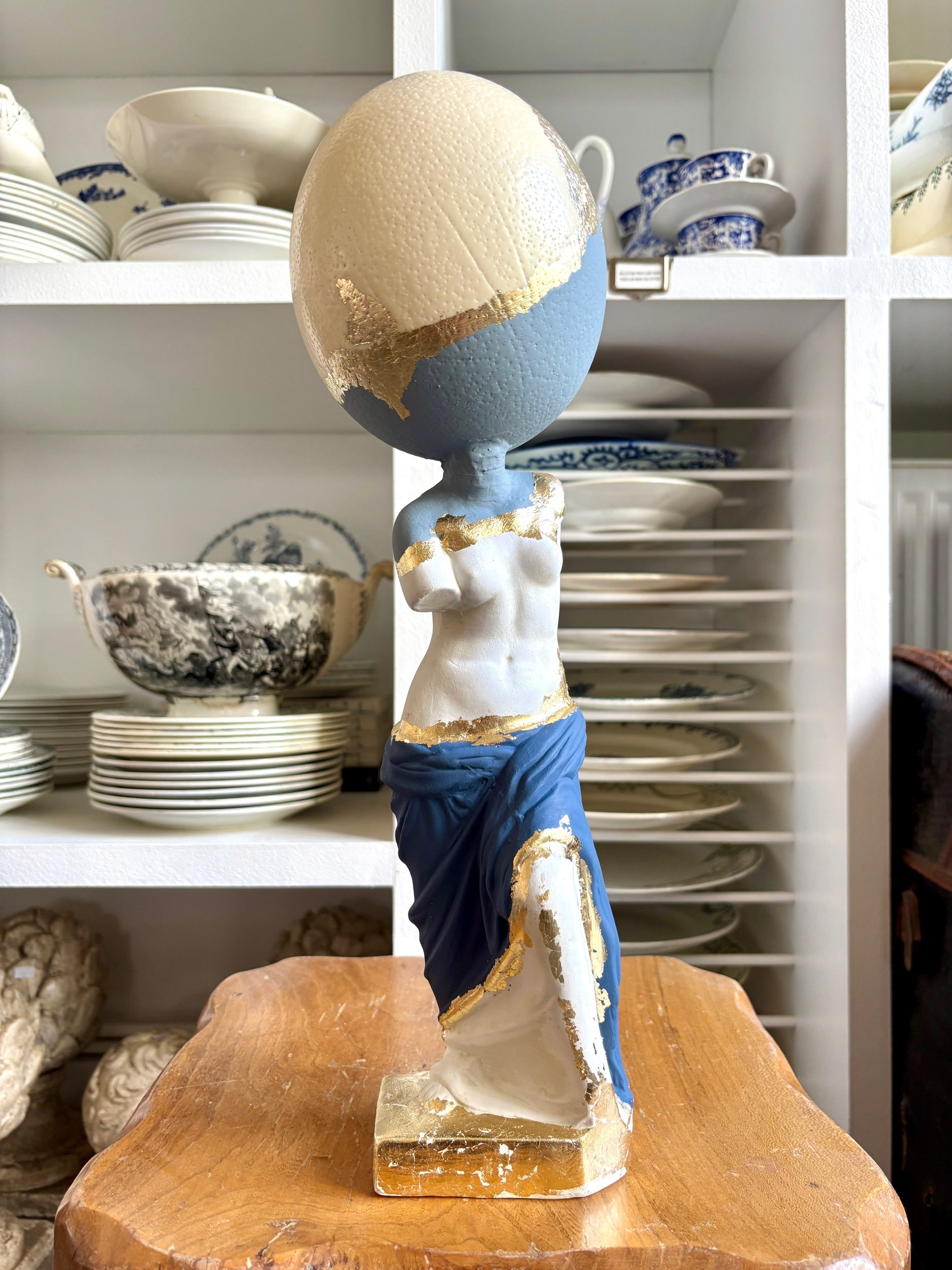 statue-oeuf-creation-upcycling-cabinet-curiosites-venus-2-vintage-axs-design-paris-france