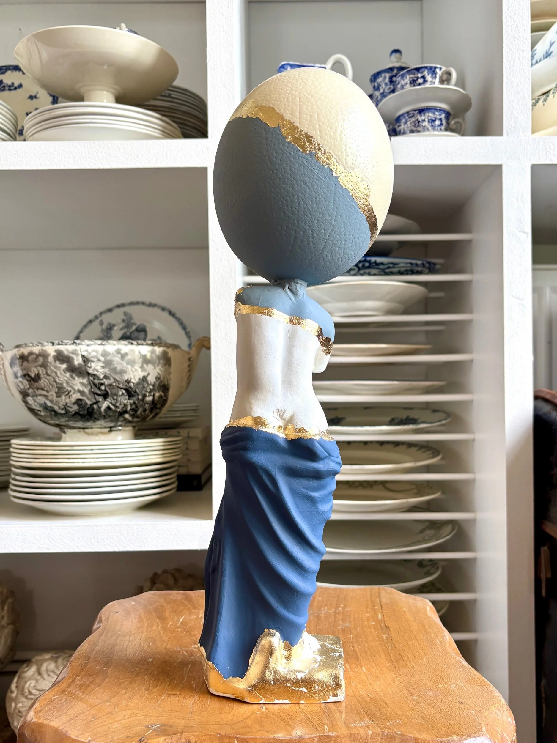statue-oeuf-creation-upcycling-cabinet-curiosites-venus-2-vintage-axs-design-paris-france