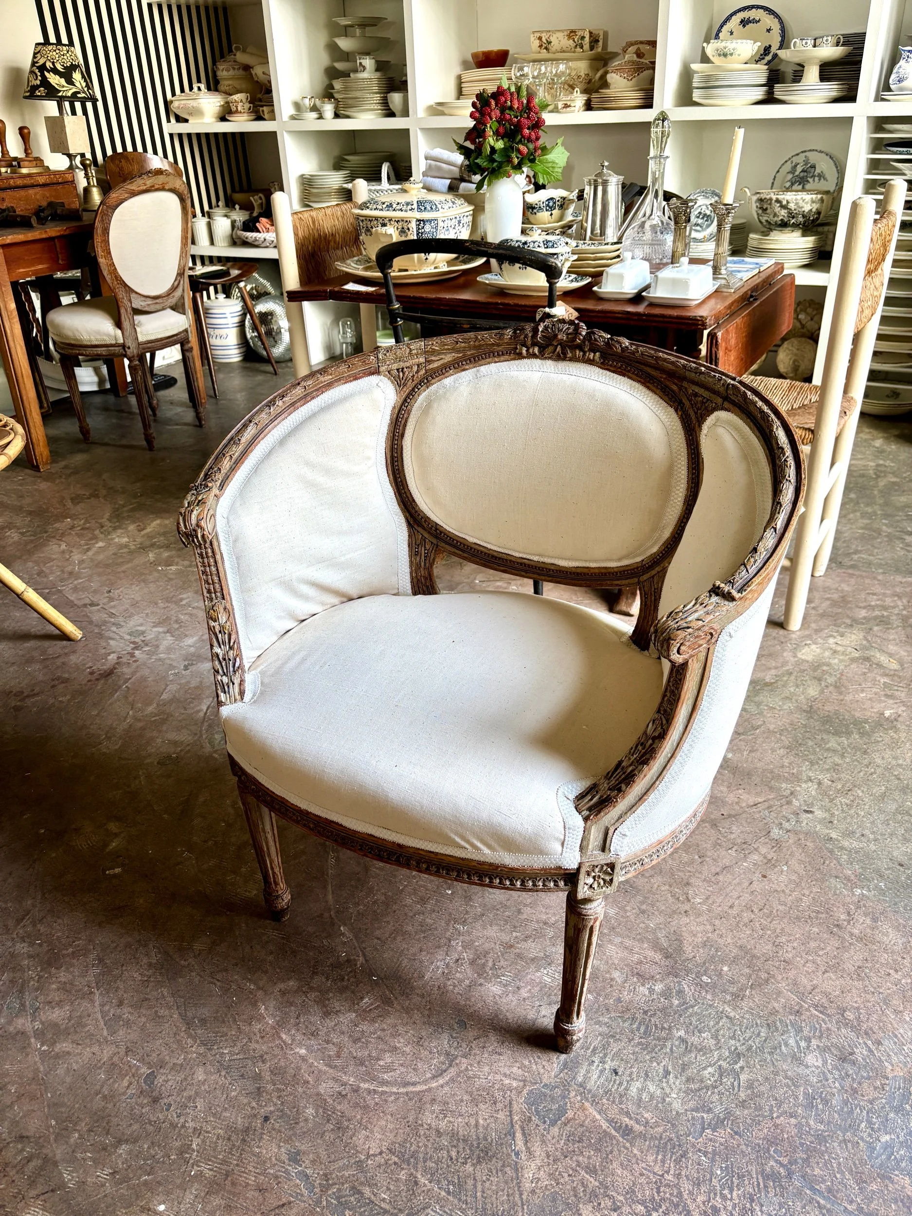 Fauteuil corbeille en métis beige et bois sculpté n°1, XVIIIème s.