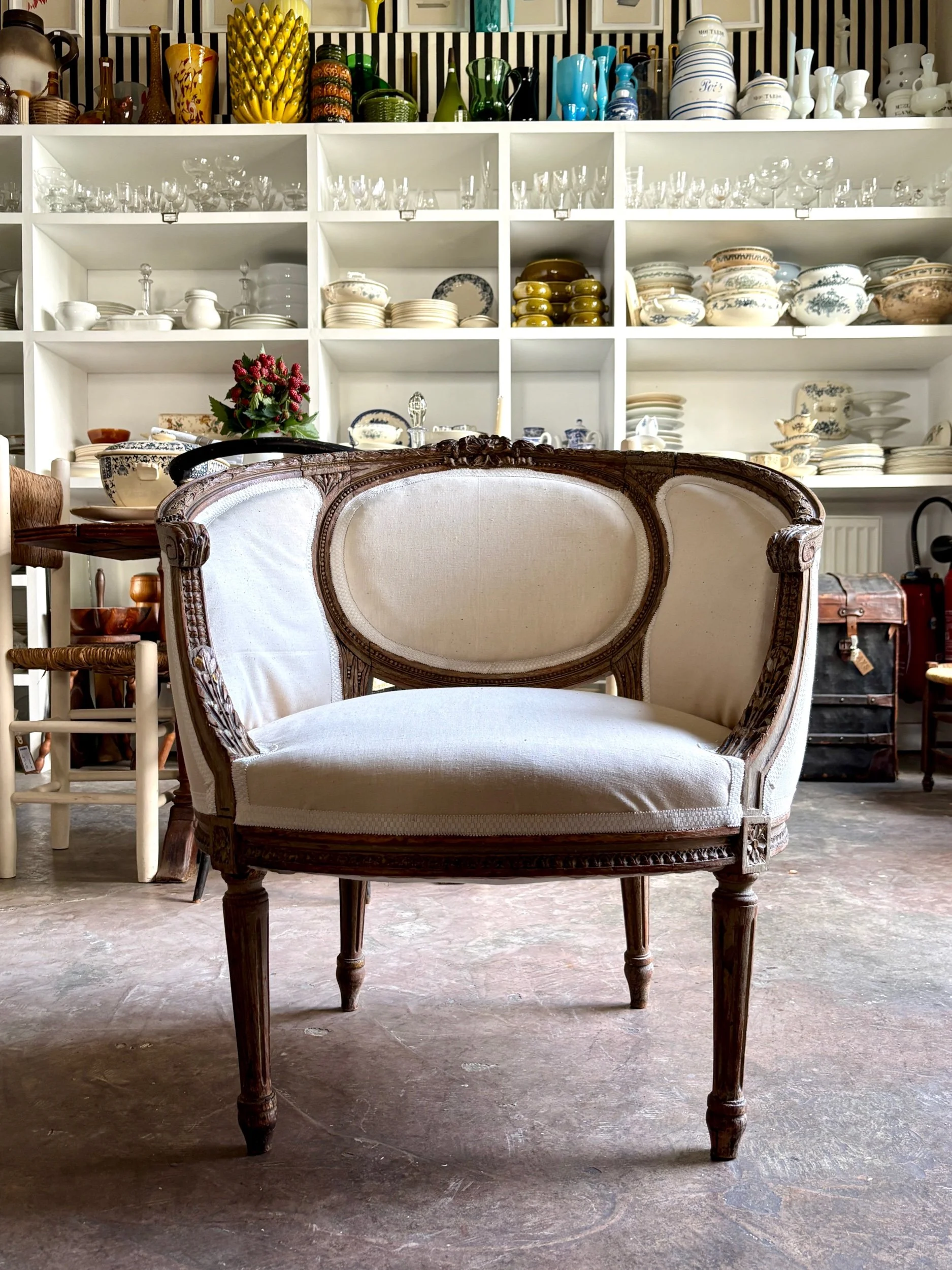 fauteuil-corbeille-1-bois-sculpte-coton-beige-xviii-eme-assise-classique-vintage-classique-axs-design-paris-france