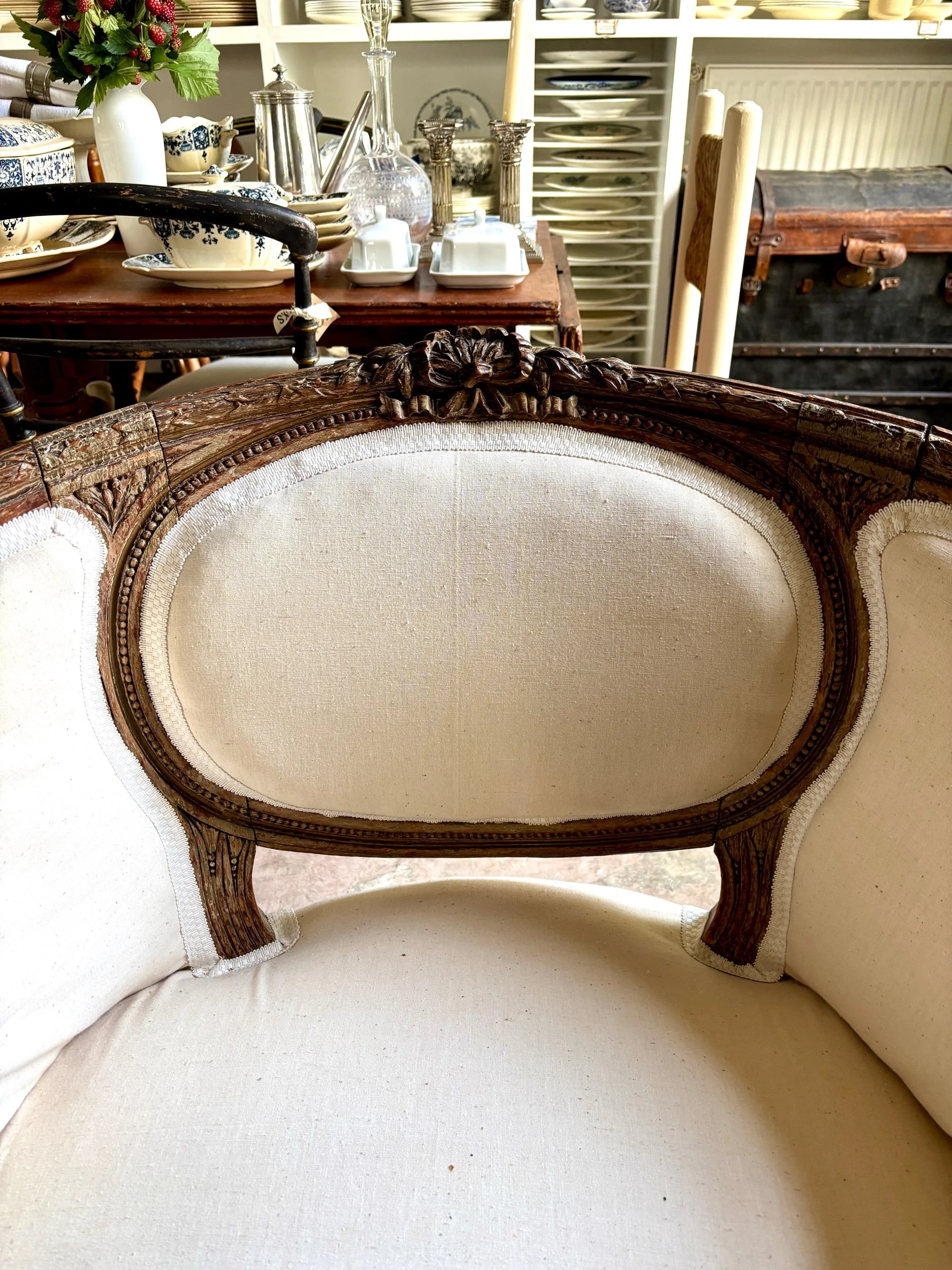 fauteuil-corbeille-1-bois-sculpte-coton-beige-xviii-eme-assise-classique-vintage-classique-axs-design-paris-france