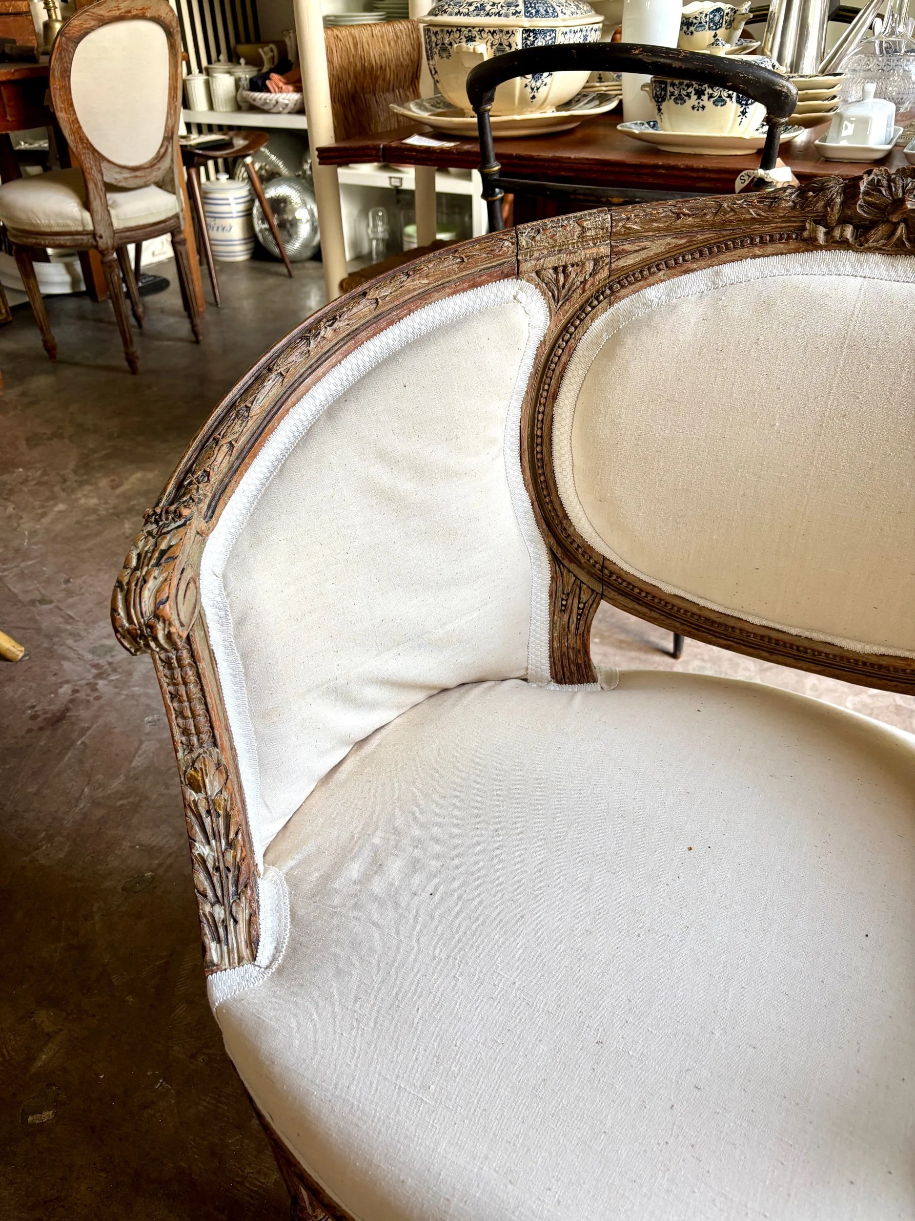 fauteuil-corbeille-1-bois-sculpte-coton-beige-xviii-eme-assise-classique-vintage-classique-axs-design-paris-france