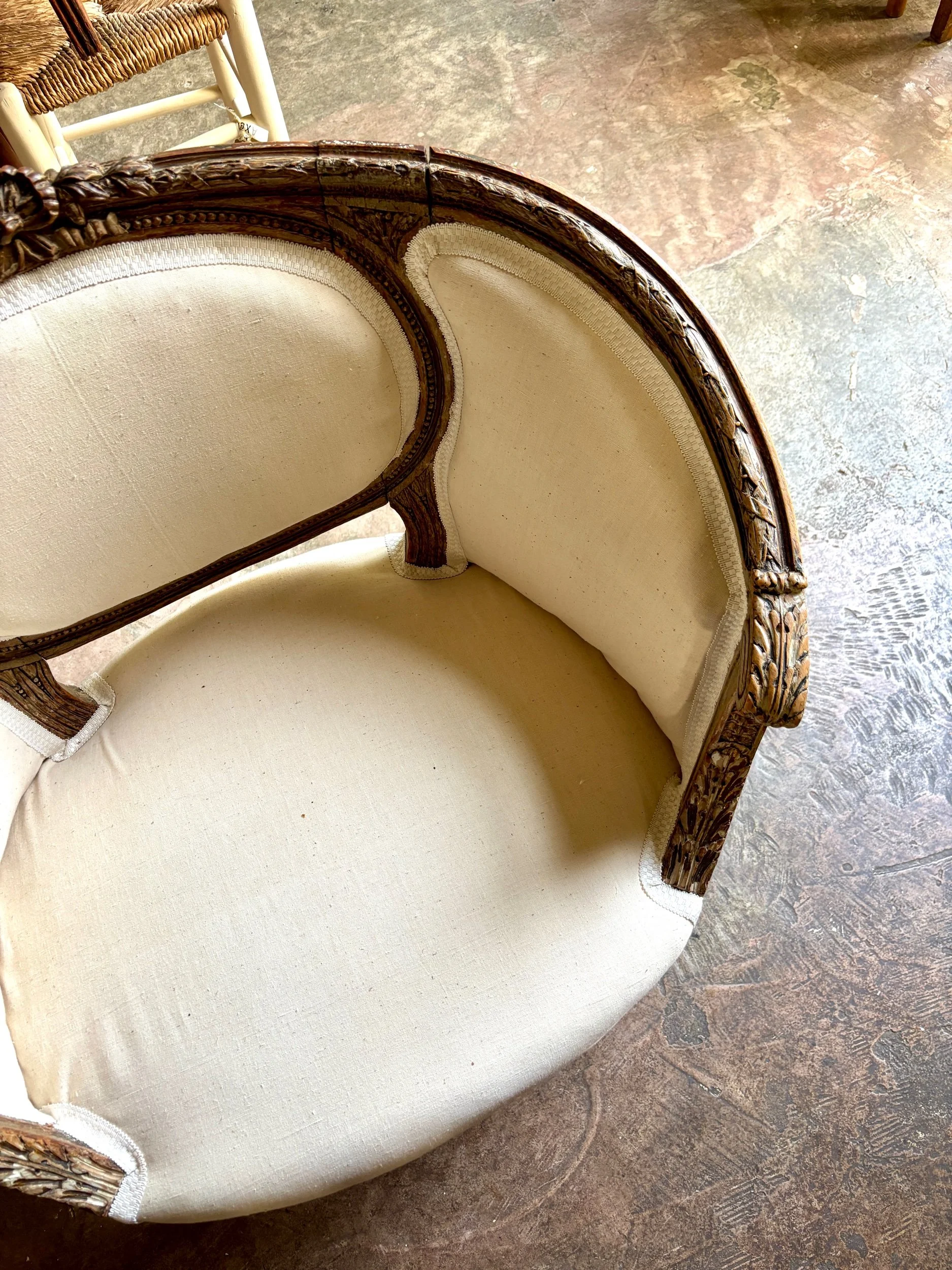 fauteuil-corbeille-1-bois-sculpte-coton-beige-xviii-eme-assise-classique-vintage-classique-axs-design-paris-france